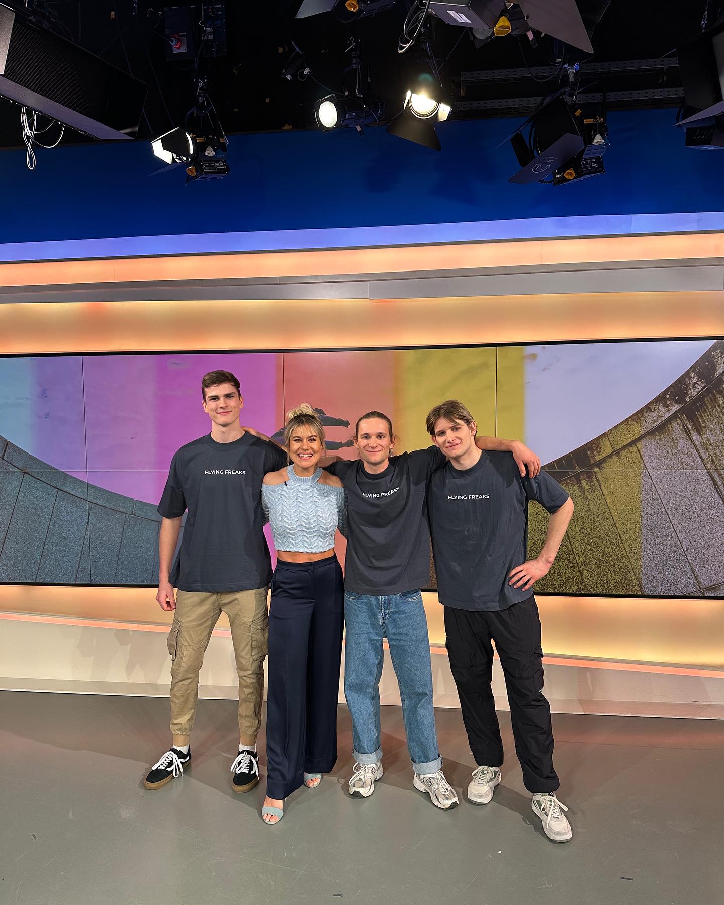 Wir hatten heute unseren ersten Studioauftritt bei @cafepuls ✨
Respekt an @doribauer für ihren Backflip in den hohen Schuhen 🤯
Nette Menschen, gute Atmosphäre und viel Spaß 😇
#flying_freaks #tvshow #puls4 #parkour