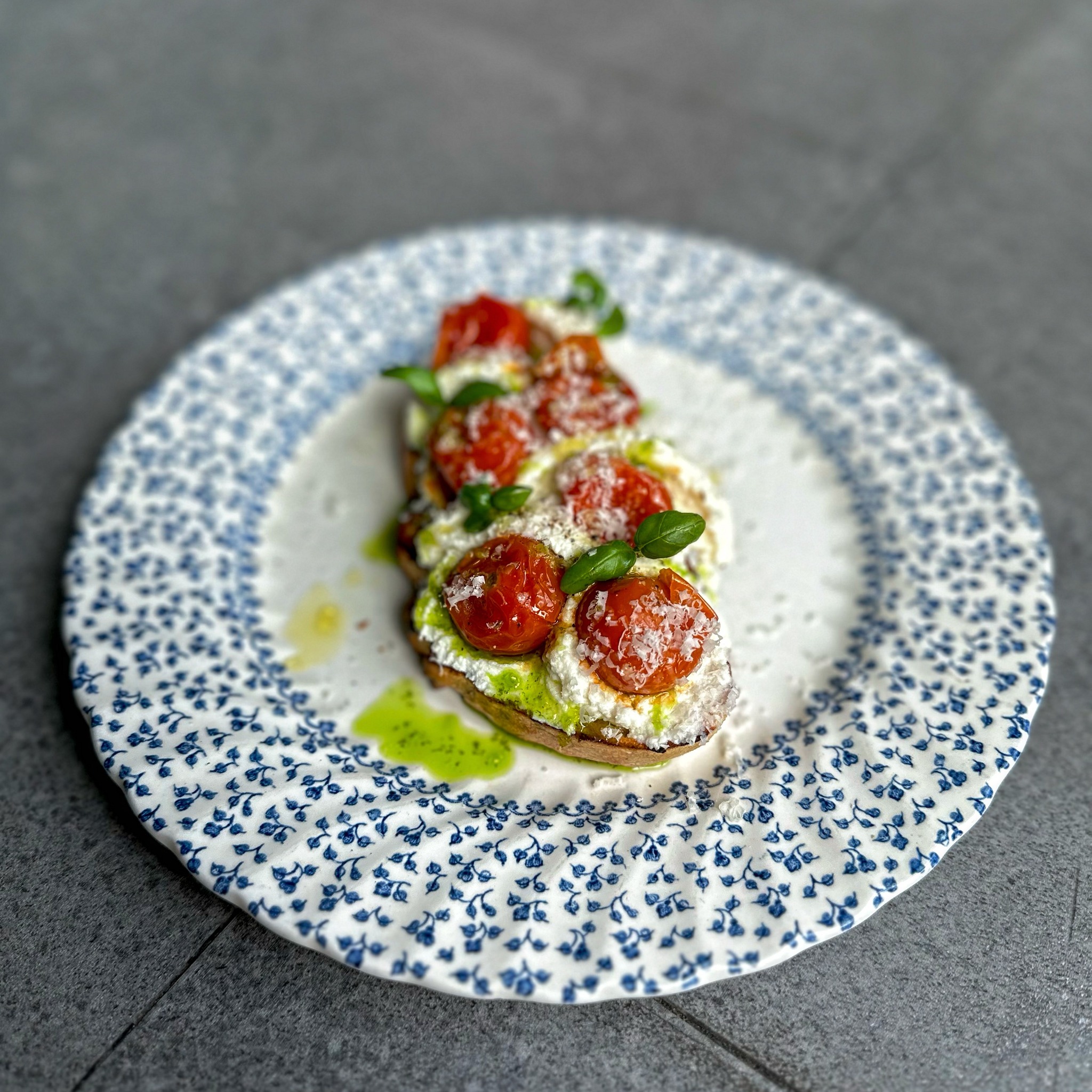 Our classic, slow roast tomato bruschetta with creamy ricotta, loved by our regulars and new guests alike 🍅❤️
#fresh #food #restaurant #maidenhead #sauceandflour #bruschetta #tomato #delicious #tasty