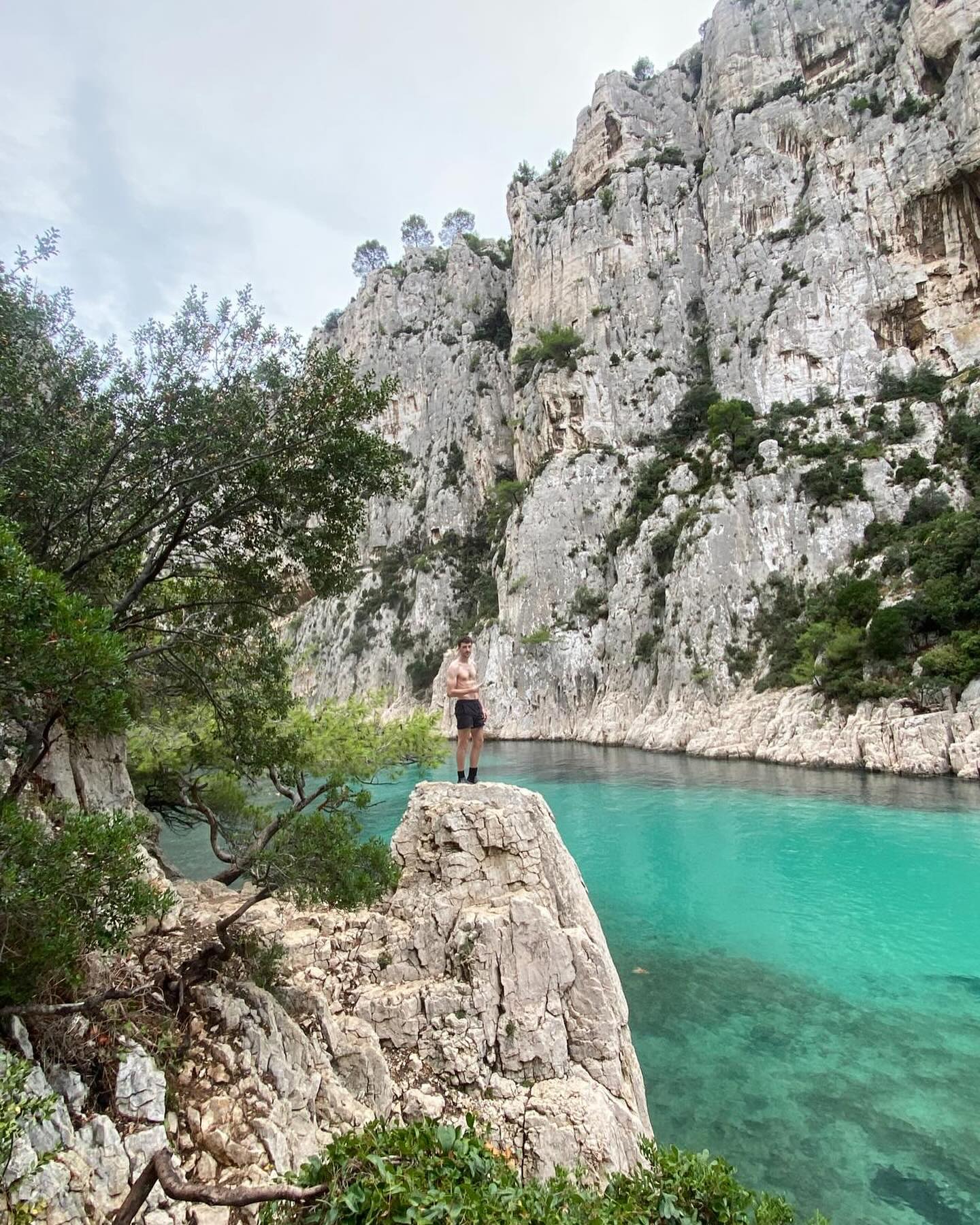 Scouting for new spots in the south of France 🇫🇷, working up to a 24 meter jump 😱🩲 #Jump #explore #calanques #Fitfam #HollowRock