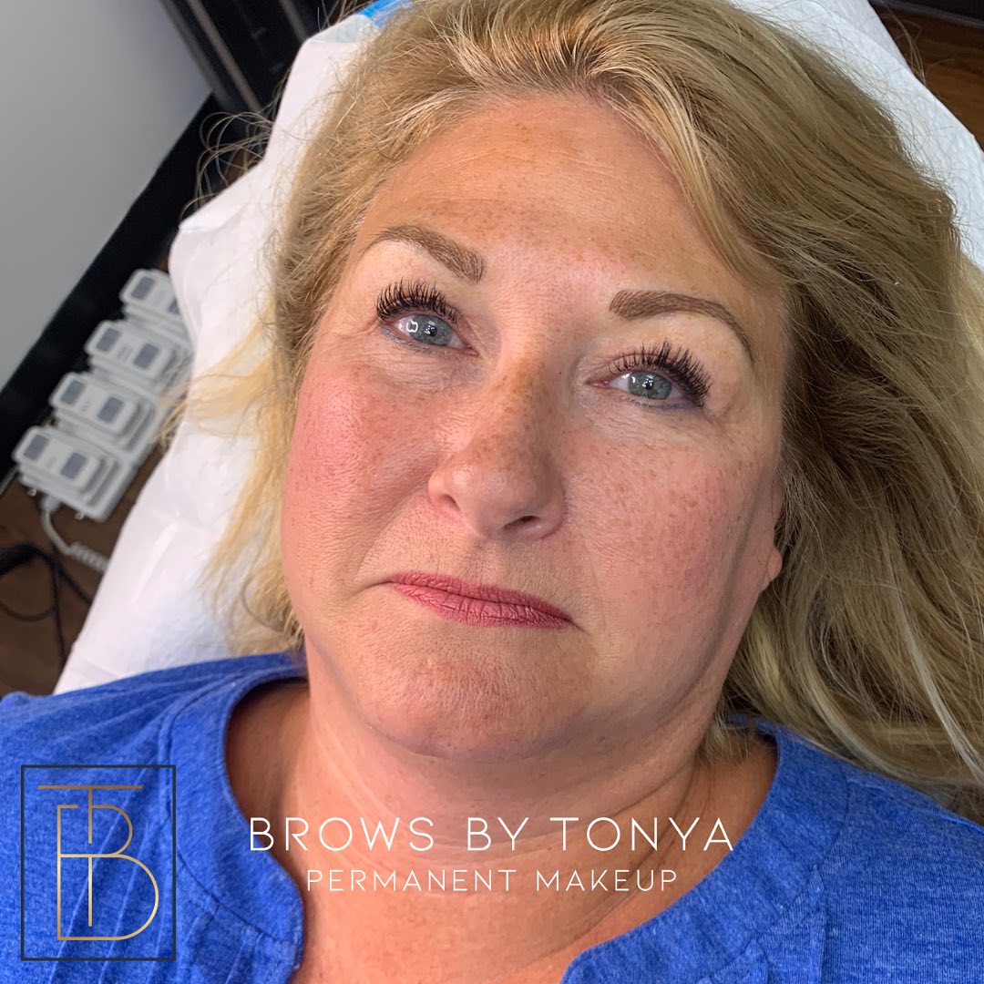 Beautiful brow refresher with color correction.
Color correction? What is that? In the before picture, the brows have a light-grey hue. In the after picture, the brows are back to a warm brown.
#microblading#pmuartist#nanostrokes#hendersonvilletn #nashvillebeautybloggers #tennessee#sumnercounty #kentucky#615lifestyle#37075