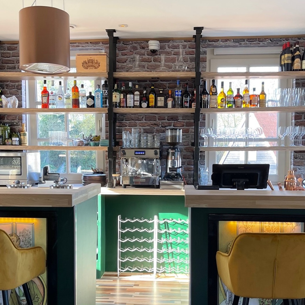 Op 4 april organiseren wij in samenwerking met de wijnmaker van het Italiaanse top huis Tomaresca het winemaker’s dinner.
De wijnmaker is deze speciale avond zelf aanwezig om u kennis te laten maken met een selectie van haar fantastische wijnen.
In combinatie met een op de wijnen samengesteld 4 gangen menu geniet u van een heerlijk menu met bijpassende wijnen.
De wijnmaker vertelt met al haar passie over de wijnen, de streek, de smaken etc.
Vanaf 18:00uur bent u van harte welkom in onze wijnbar voor een aperitief, het diner start om 18:30uur en zal rond 22:00uur eindigen.
Inschrijven voor deze avond kan door een mailtje naar info@brasserieoudzuilen.nl te sturen met het aantal personen.
Reserveren via onze website of telefonisch kan natuurlijk ook, vermeld er dan even bij dat u voor het winemaker’s dinner komt.
Kosten inclusief aperitief, menu, wijnen en koffie na € 75,00 per persoon.
https://tormaresca.it/