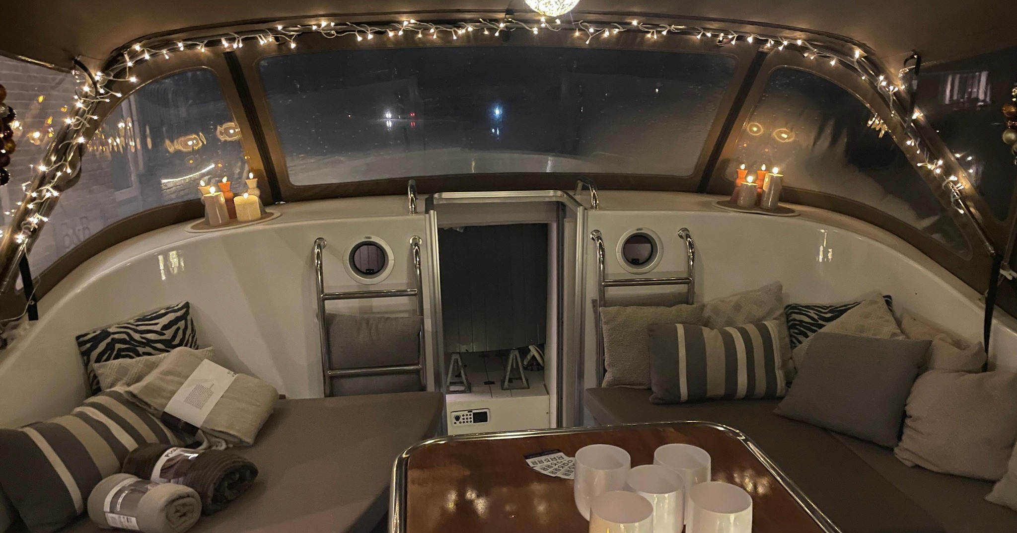 Dineren op de Vecht geheel in kerstsfeer!
Geniet van een 4 gangen diner aan boord van de Whale boat van DOK88 in kerstsfeer, warm en droog al varend op de Vecht.
Menukeuze uiteraard vis, vlees of vegetarisch in te vullen en heeft u zelf bepaalde wensen, dat valt vast in te vullen!
U kunt dit ontzettend leuke uitje reserveren vanaf 6 personen (tot 12 personen) vanaf 100,00 euro per persoon exclusief drankjes, inclusief schipper, diner en rondvaart over een van de mooiste stukken van de Vecht. (ongeveer 2 uur).
Op- en afmeren in de haven bij de brasserie.
Parkeren is uiteraard geen probleem.
Reserveren kan telefonisch via 0346554533 of per email naar info@brasserieoudzuilen.nl
À bientôt a Brasserie Oud Zuilen
#utrecht #maarssen #breukelen #privatedining #maarssenbroek #maarssendorp #stichtsevecht #kerst #kerst2024