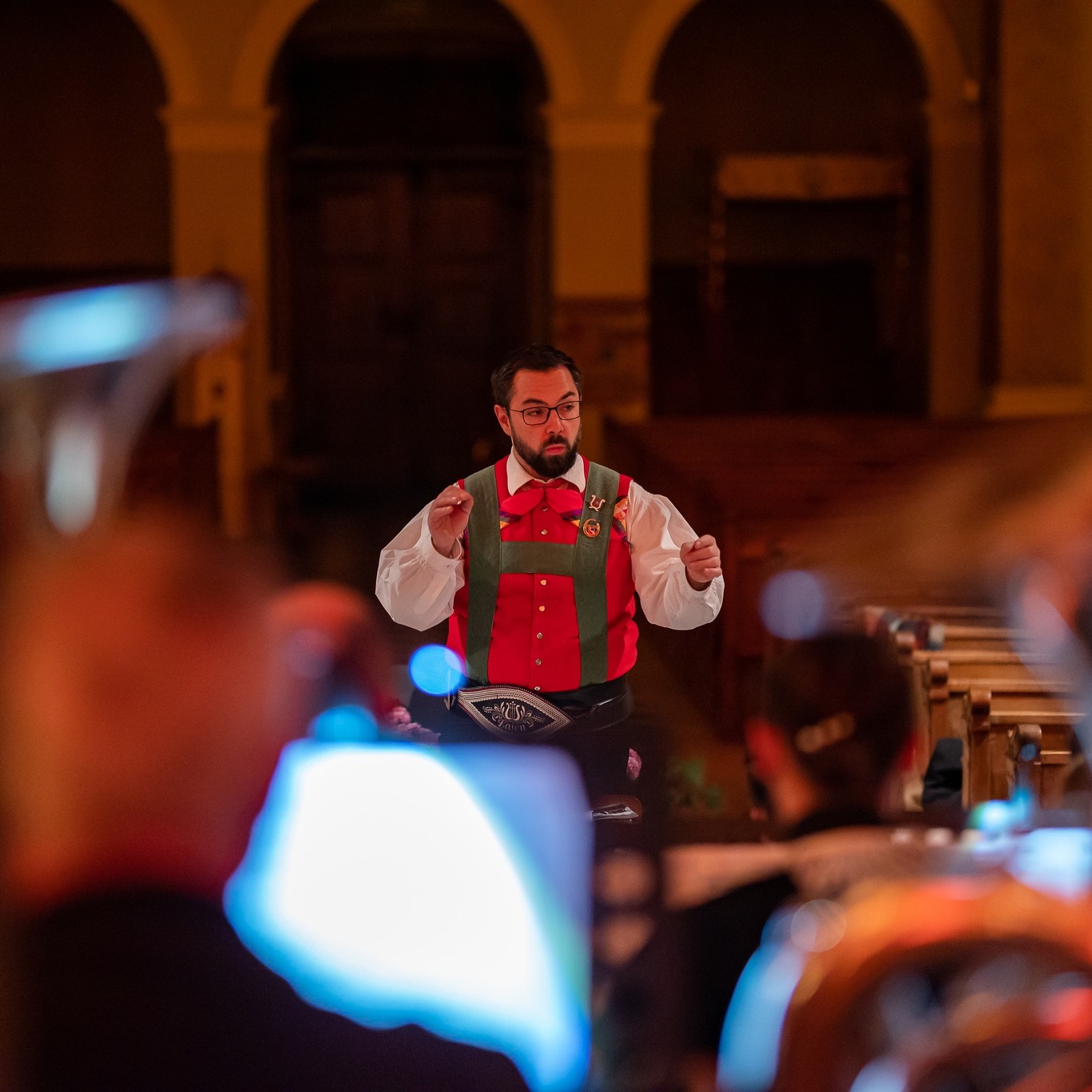 ✨DANKE CHRISTOF!✨
In den letzten neun Jahren hat unser Kapellmeister mit Geschick, Motivation und Freude an der Geschichte unserer Kapelle mitgeschrieben. Jetzt kommen wir auf unserem gemeinsamen Weg an eine Weggabelung, an der wir andere Richtungen einschlagen werden.
•
Wir danken dir für deinen Einsatz, deinen Fleiß, deine tollen Ideen und die vielen schöne gemeinsamen Momente und Erinnerungen, die wir erleben durften.❤️
•
Wir erinnern uns gerne an die gemeinsame Zeit zurück, sind dankbar für das viele Schöne und hoffen, dass sich unsere Wege in Zukunft wieder kreuzen werden.🎶
•
Deine MK Lajen - Dor Wahnsinn
•
#danke #mklajen