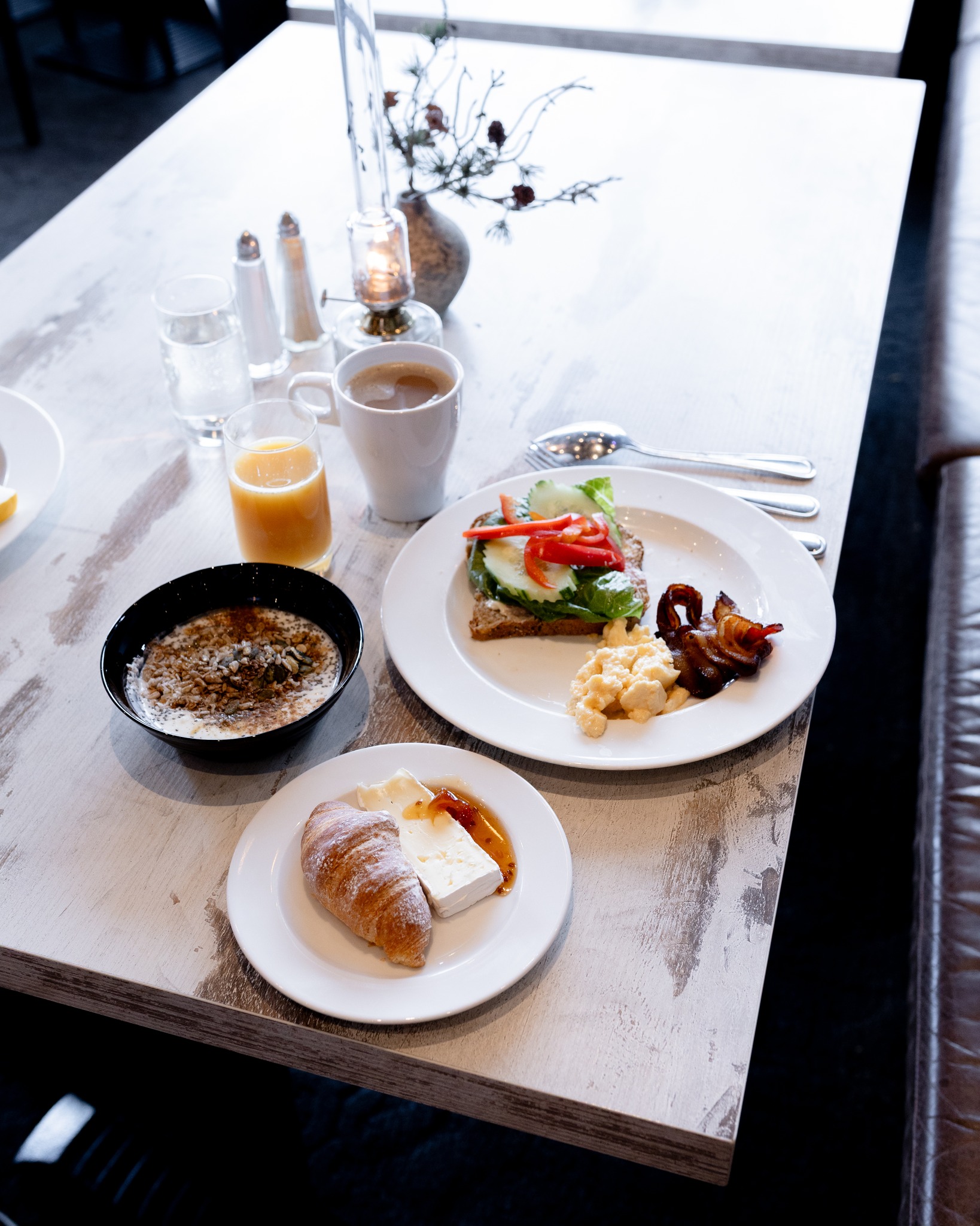 Vi börjar dagen med en helt underbar frukost och passar också på att säga god morgon och önska dig en fantastisk vecka! För underbar blir den – varje dag. Kom och var en del av vår underbara vecka du också.
Just nu har vi en kampanj där du får övernattning, trerätters middag, entré till Vida Spa och frukost för endast 1395 kr/person.
Läs mer och boka nu på www.sodraberget.se/kampanj