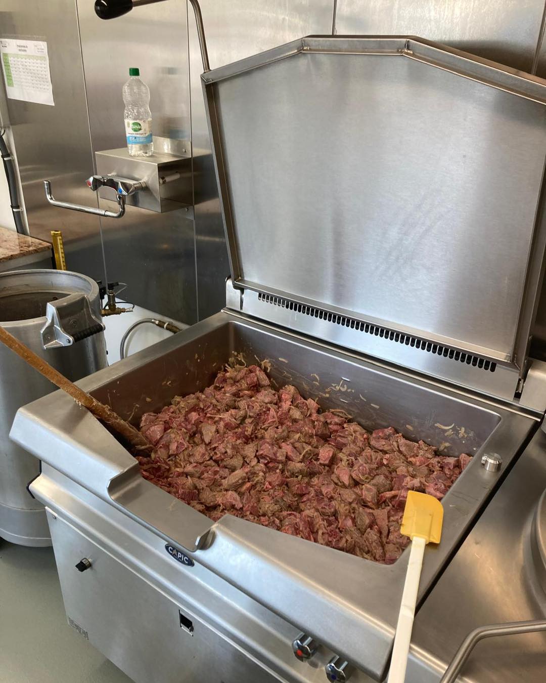 Nous cuisinons du bourguignon cette semaine pour fabriquer des bocaux.
.
.
.
#eboutique #sitemarchand #produitsduterroir #terrines #artisanal #highlandcattle #valleedelacisse #farmer #eleveur #paysan #ferme #animaux #loiretcher #regioncentre #nature #mangerlocal #mangersain #producteurslocaux #elevage #agriculture #animals #valdeloire #loirevalley #prairie #ventedirecte #laviealacampagne