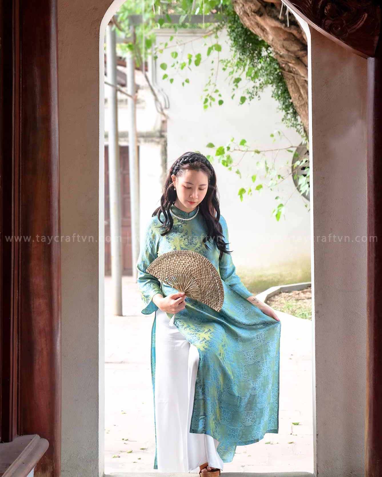 "Áo dài ôm chiếc lưng thon
Thướt tha mềm mượt nét son dịu dàng" 💗
_____________
-𝐓𝐀𝐘 𝐂𝐫𝐚𝐟𝐭-
Hand Embroidery | Organic Clothing
https://www.taycraftvn.com
IG/FB: taycraftvn
__
#taycraft #taycraftvn #aodai #aodailua #luatotam #aodaivietnam #vietnamesestyle #aodaitruyenthong #traditional #vietnamesesilk #handmadesilk #handmadeaodai #áodài #localbrand