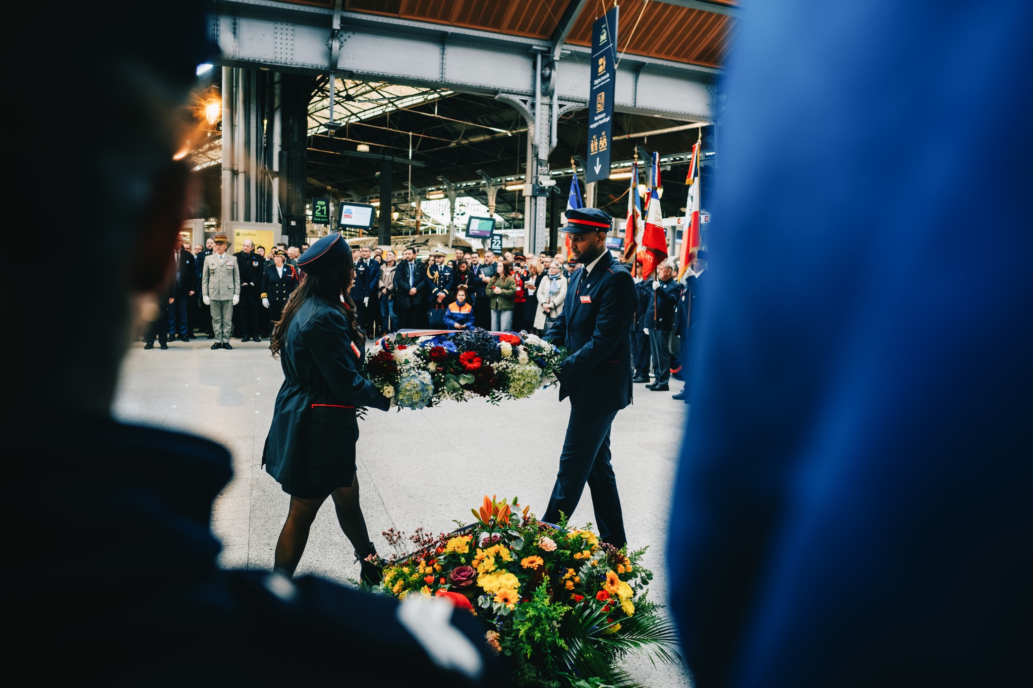 🇫🇷 La mémoire a trouvé sa place au cœur de la gare Saint-Lazare.
Au lendemain du 11 novembre, la gare a accueilli, ce mercredi, une cérémonie rassemblant Vadym Omelchenko, Ambassadeur d’Ukraine en France, Jean Castex, président-directeur général de la SNCF, le général d’armée (2S) Thierry Burkhard, délégué national de l’ @ordredelaliberation, Alice Rufo, ministre déléguée auprès de @catherinevautrin__, ministre des Armées et des Anciens combattants, Patrick Remm, président du Bleuet de France et le @gouvmiliparis, le général de corps d’armée Loïc MIZON.
Ils étaient accompagnés par la Mairie de Paris ainsi que par la Mairie du 8ème arrondissement.
Un moment marqué par un dépôt de gerbes en hommage au sacrifice des 7 500 cheminots tombés au cours de la Première Guerre mondiale, et des plus de 10 000 cheminotes et cheminots morts au combat, fusillés ou déportés pendant la Seconde Guerre mondiale.
La cérémonie a été portée par la présence de plusieurs orchestres militaires qui ont fait vibrer la gare.
Dans 19 gares de France, les stands du Bleuet de France ont permis de poursuivre la mobilisation, de rencontrer les voyageurs et de faire vivre ce symbole de solidarité nationale. Ces stands seront présents jusqu’à demain dans vos gares : Paris (Lyon, Nord, Est, Montparnasse, Saint-Lazare, Austerlitz), Lille (Europe & Flandres), Lyon Part-Dieu, Bordeaux Saint-Jean, Nantes, Strasbourg, Toulouse Matabiau, Montpellier Saint-Roch, Metz, Amiens, Dijon, Nice et Saint-Raphaël.
Merci au @groupesncf et à @gares_connexions pour leur soutien et leur mobilisation exemplaire tout au long de cette opération.