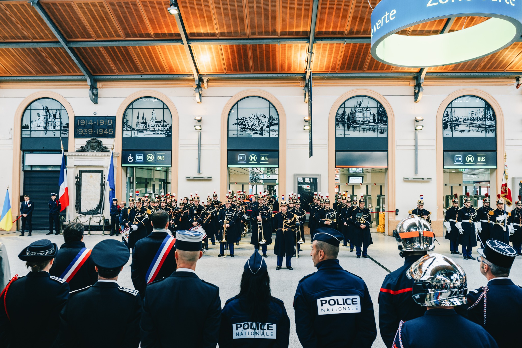 🇫🇷 La mémoire a trouvé sa place au cœur de la gare Saint-Lazare.
Au lendemain du 11 novembre, la gare a accueilli, ce mercredi, une cérémonie rassemblant Vadym Omelchenko, Ambassadeur d’Ukraine en France, Jean Castex, président-directeur général de la SNCF, le général d’armée (2S) Thierry Burkhard, délégué national de l’ @ordredelaliberation, Alice Rufo, ministre déléguée auprès de @catherinevautrin__, ministre des Armées et des Anciens combattants, Patrick Remm, président du Bleuet de France et le @gouvmiliparis, le général de corps d’armée Loïc MIZON.
Ils étaient accompagnés par la Mairie de Paris ainsi que par la Mairie du 8ème arrondissement.
Un moment marqué par un dépôt de gerbes en hommage au sacrifice des 7 500 cheminots tombés au cours de la Première Guerre mondiale, et des plus de 10 000 cheminotes et cheminots morts au combat, fusillés ou déportés pendant la Seconde Guerre mondiale.
La cérémonie a été portée par la présence de plusieurs orchestres militaires qui ont fait vibrer la gare.
Dans 19 gares de France, les stands du Bleuet de France ont permis de poursuivre la mobilisation, de rencontrer les voyageurs et de faire vivre ce symbole de solidarité nationale. Ces stands seront présents jusqu’à demain dans vos gares : Paris (Lyon, Nord, Est, Montparnasse, Saint-Lazare, Austerlitz), Lille (Europe & Flandres), Lyon Part-Dieu, Bordeaux Saint-Jean, Nantes, Strasbourg, Toulouse Matabiau, Montpellier Saint-Roch, Metz, Amiens, Dijon, Nice et Saint-Raphaël.
Merci au @groupesncf et à @gares_connexions pour leur soutien et leur mobilisation exemplaire tout au long de cette opération.