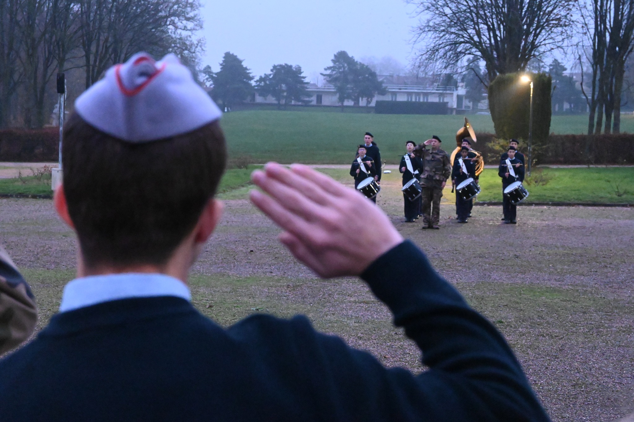 Un cross qui redonne espoir 🏃
840 participants, dont 50 personnels civils et militaires, du @lycee_militaire_saintcyr ont pris le 8 octobre dernier, le départ du traditionnel cross d’automne.
À l’occasion du centenaire du Bleuet de France, ce moment attendu a pris une dimension nouvelle : une collecte intégrée à l’événement, au profit des 25 000 personnes que nous soutenons chaque jour.
Ce cross, d’ordinaire synonyme de dépassement de soi, est devenu un véritable temps de cohésion et de transmission des valeurs. Il a rappelé combien le Bleuet demeure un symbole profondément ancré dans la communauté militaire.
Grâce à cette mobilisation collective, 8 630 € ont été récoltés pour nous permettre de continuer nos actions de soutien auprès des militaires blessés, des victimes du terrorisme, des pupilles de la Nation et des familles en deuil.
Un immense merci à tous 🔵