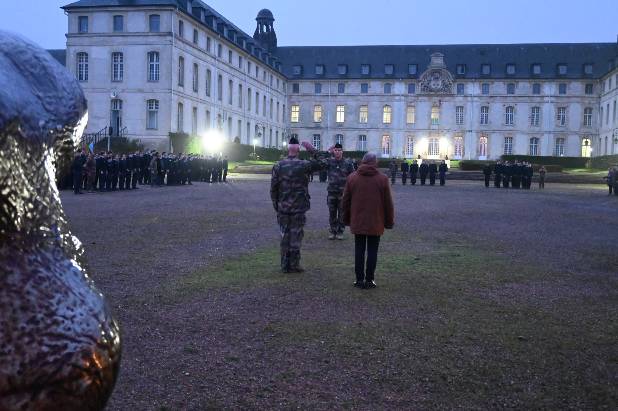 Un cross qui redonne espoir 🏃
840 participants, dont 50 personnels civils et militaires, du @lycee_militaire_saintcyr ont pris le 8 octobre dernier, le départ du traditionnel cross d’automne.
À l’occasion du centenaire du Bleuet de France, ce moment attendu a pris une dimension nouvelle : une collecte intégrée à l’événement, au profit des 25 000 personnes que nous soutenons chaque jour.
Ce cross, d’ordinaire synonyme de dépassement de soi, est devenu un véritable temps de cohésion et de transmission des valeurs. Il a rappelé combien le Bleuet demeure un symbole profondément ancré dans la communauté militaire.
Grâce à cette mobilisation collective, 8 630 € ont été récoltés pour nous permettre de continuer nos actions de soutien auprès des militaires blessés, des victimes du terrorisme, des pupilles de la Nation et des familles en deuil.
Un immense merci à tous 🔵