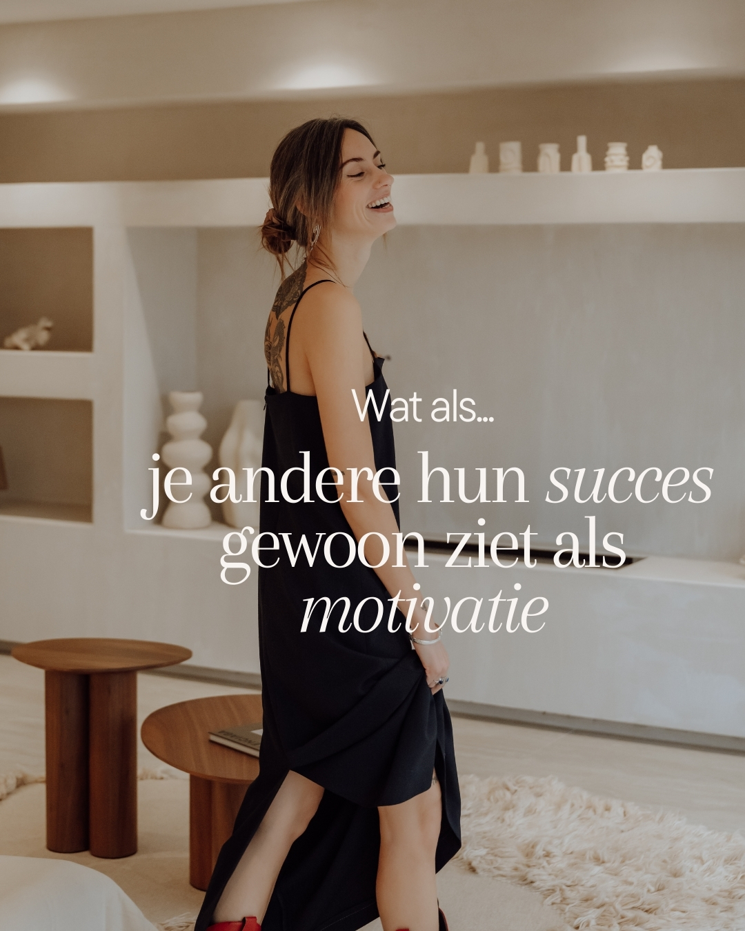 Ik hoor zo vaak het woord “concurrentie”.
Maar eerlijk? Zo voelt het voor mij echt niet.
Ik kijk naar collega-fotografen met bewondering.
Niet met jaloezie.
Niet met vergelijking.
Maar met oprechte interesse.
Iedereen heeft z’n eigen stijl. Z’n eigen energie. Z’n eigen "people".
Er zijn klanten genoeg op deze wereld voor wie bij jou past, en voor wie bij mij past.
En het mooiste?
Wanneer je stopt met vergelijken en begint met gunnen, ontstaat er zoveel meer. Samenwerkingen. Inspiratie. Groei.
Want wat als je andere hun succes gewoon ziet als motivatie?
Als bewijs dat het kan?
Er is plek voor ons allemaal 🤍
Dus bij deze: meet Jolien van @innerlijkeklik ✨
Een zachte, warme, krachtige madam die mensen begeleidt naar meer verbinding met zichzelf. Iemand die luistert, voelt en werkt vanuit intuïtie en vertrouwen.
Dat ik haar voor mijn lens mocht hebben? Extra fijn.
En dat we elkaar als ondernemers gewoon kunnen aanmoedigen in plaats van vergelijken? Nog fijner.
#ondernemerschap #ondernemendevrouwen #ondernemersleven #ondernemenmetpassie