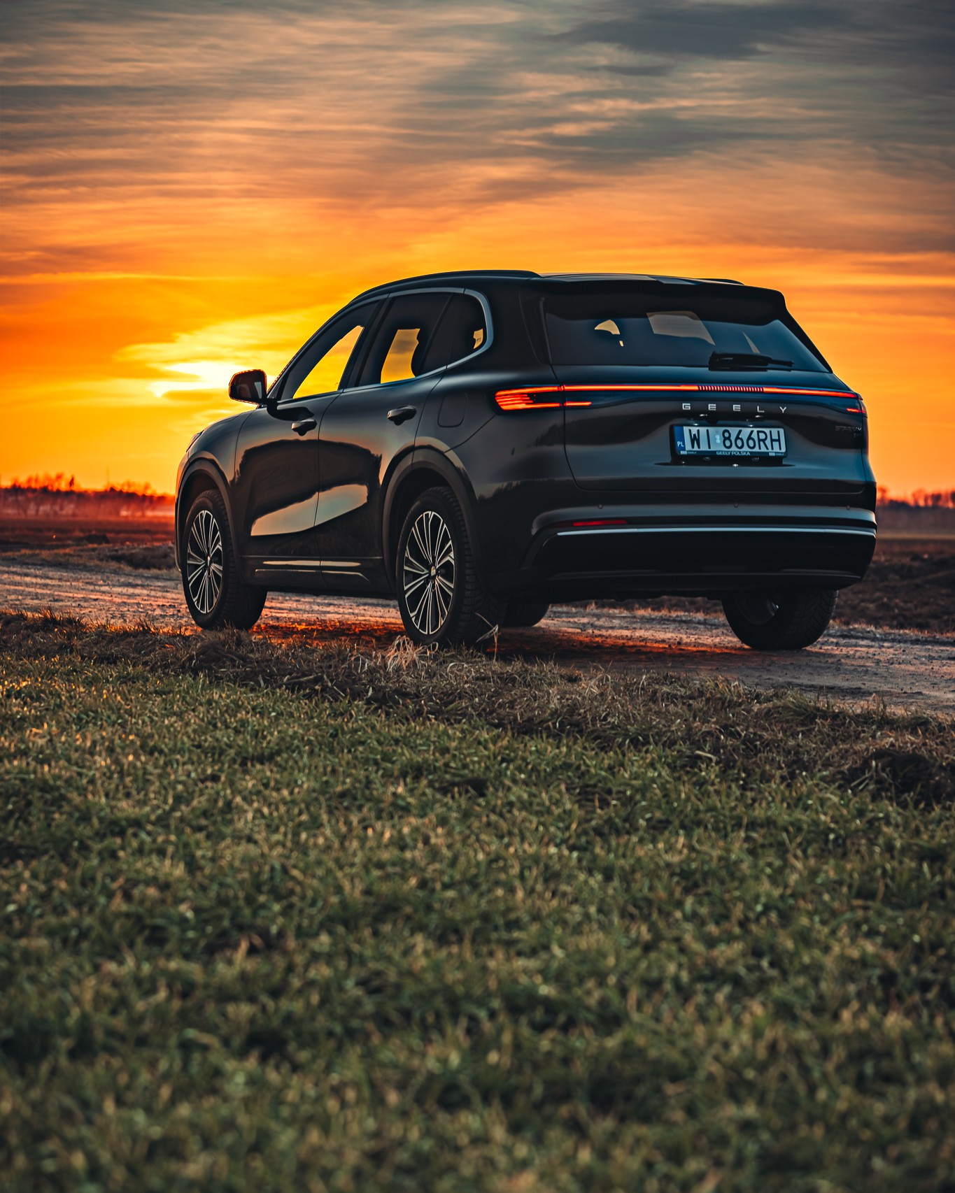 Z GEELY Starray EM-i możesz jechać nawet na koniec świata. Zasięg do 943 kilometrów, cisza, która panuje, gdy jedziesz na prądzie i przestronna, komfortowa kabina - w takich warunkach nawet najdalsza podróż jest czystą przyjemnością. Podgrzewane fotele oraz kierownica dbają o Twój komfort w każdych warunkach, a przestronny bagażnik pozwala zabrać ze sobą bagaże całej rodziny. Już dziś ruszaj w podróż!
#Geely #GeelyPolska #GeelyStarray #StarrayEMi #SUV