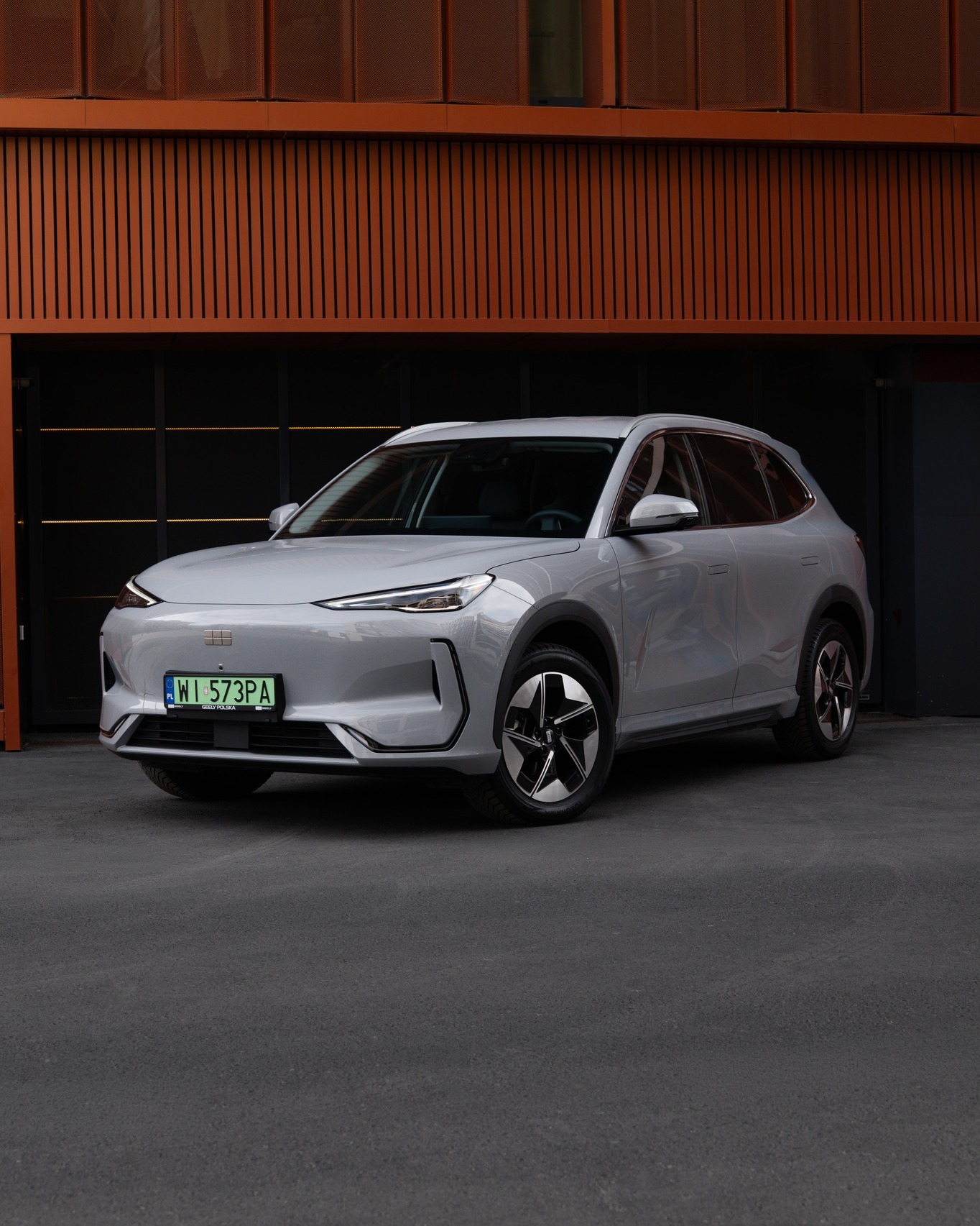Miasto daje tempo. Ty wybierasz, jak się w nim poruszasz. Geely EX5 to elektryczny SUV, który daje Ci przewagę każdego dnia. Możliwość jazdy buspasami, darmowe parkowanie w miejskich strefach i swoboda ładowania podczas zakupów sprawiają, że codzienna mobilność staje się po prostu łatwiejsza. Zamiast stać w korkach - jedziesz.
Zamiast szukać miejsca - parkujesz.
Zamiast planować - działasz spontanicznie. Miasto zaczyna działać na Twoich zasadach. Geely EX5 to przewaga w miejskiej codzienności.