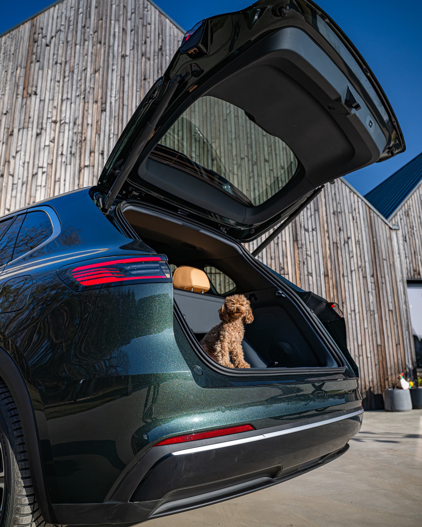 Geely Starray EM-i to hybryda plug-in stworzona z myślą o rodzinnych wyjazdach. Teraz nie musisz martwić się o to, że nie pomieścisz bagaży wszystkich członków rodziny. Geely Starray EM-i oferuje bagażnik o pojemności 428 litrów, który po złożeniu tylnych siedzeń zwiększa się aż do 2065 litrów. To wystarczająca ilość miejsca do zmieszczenia wszystkich waszych walizek! Do tego hybryda od Geely ma aż 943 km zasięgu. Gdy poczujesz, że potrzebujesz przerwy - włącz tryb nap mode, ktróry pozwoli Ci na chwilę odpoczynku w relaksującej atmosferze. Geely Starray EM-i - SUV, który daje rodzinie przestrzeń jakiej naprawdę potrzebuje.