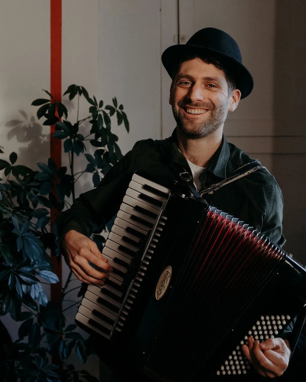 @primogaouzi sera Ă Baudreix ce samedi 25 avril ! đ¶
Sur scĂšne, câest un vrai chansonnier comme on en voit peu aujourdâhui.
Il raconte, il joue, il incarne.
Entre deux chansons, il embarque le public dans des histoires peuplĂ©es de personnages un peu paumĂ©s, touchants et parfois drĂŽles⊠đ
đ Au piano, Ă la guitare ou Ă lâaccordĂ©on, il fait vivre tout un univers inspirĂ© de la chanson française, avec des touches de jazz et de swing manouche. On passe dâun sourire Ă une Ă©motion plus profonde sans vraiment sâen rendre compte.
Si vous aimez les concerts oĂč on se laisse porter⊠vous allez aimer, alors venez !
đRendez vous Ă Baudreix, le samedi 25 avril Ă 21h30
© Diane Barbier Photographie
#primogaouzi #concert #solo #musique #baudreix