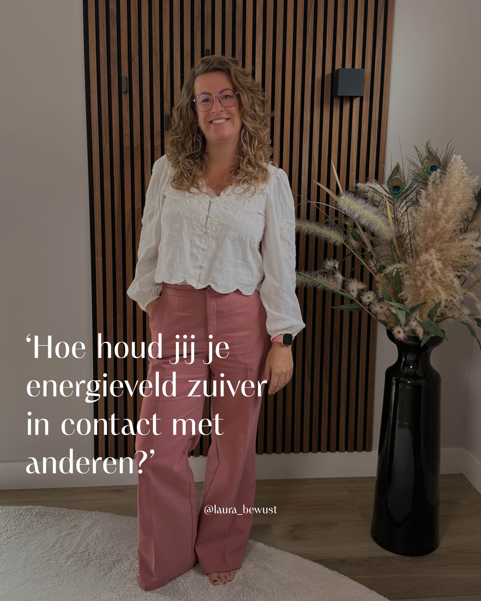 Als je energetisch gevoelig bent kun je ergens vrolijk aankomen en uitgeput vertrekken zonder duidelijke aanleiding. Het is een gave, maar vraagt bewuste afstemming. Jij bent immers zelf verantwoordelijk voor wat je oppikt.
Je raakt energetisch belast wanneer je je identificeert met wat je voelt. De oude neiging: 'Dit raakt me, ik moet hier iets mee.' Maar wat als het niet meer hoeft? Wat als je het door je heen laat bewegen in plaats van het van jou te maken?
Vanuit een nieuw perspectief zeg je: 'Ik voel het, maar het is niet van mij. Het mag door me heen bewegen.' Je maakt een shift van reactie naar waarneming. Dat is vrijheid.
Je bent niet langer de spons, maar een kanaal. Je hoeft niet meer te dragen, maar kiest voor bewuste aanwezigheid.
Je energie beschermen betekent niet jezelf afsluiten van de wereld. Dat maakt je juist klein en kwetsbaar. Het gaat om bewustzijn en stevigheid in je Veld. Je blijft open en afgestemd, maar zakt niet meer weg in de energie van een ander.
Wanneer je je Veld groot en krachtig maakt via visualisatie, stuur je bewust de energie. Een groot energieveld betekent geen extra kwetsbaarheid, maar kracht en bewust ZIJN.
Je hoeft niets op te bouwen of af te weren: je bent het meest krachtig vanuit je authentieke zelf. Die herinnering aan wie je bent, bekrachtigt je veld automatisch.
Vier praktische ankerpunten:
Check in voor je een ruimte binnengaat: 'Hoe voel ik me nu?'
Blijf gecentreerd: visualiseer bv een lichtstraal van kruin tot aarde.
Stel innerlijk grenzen: "Ik blijf in mijn energie" heeft kracht.
Sluit je dag af: laat bewust los wat niet van jou is, via visualisatie of mijn audio 'Reinig je energieveld'.
Hoe meer energie door jou heen beweegt zonder dat je het vastzet, hoe vrijer en krachtiger je wordt. Volledig aanwezig zijn in je lichaam maakt beschermen overbodig. Wat niet van jou is, beweegt vanzelf door je heen.
Maak van je energieveld een prioriteit. In die staat hoef je niet te repareren, maar blijf je natuurlijk afgestemd op jouw unieke blauwdruk.
Meer leren over hoe je bij jezelf blijft zonder leeg te lopen op anderen? Lees het verdiepende artikel over het: ‘Reinigen van je energieveld’ op mijn website 💫