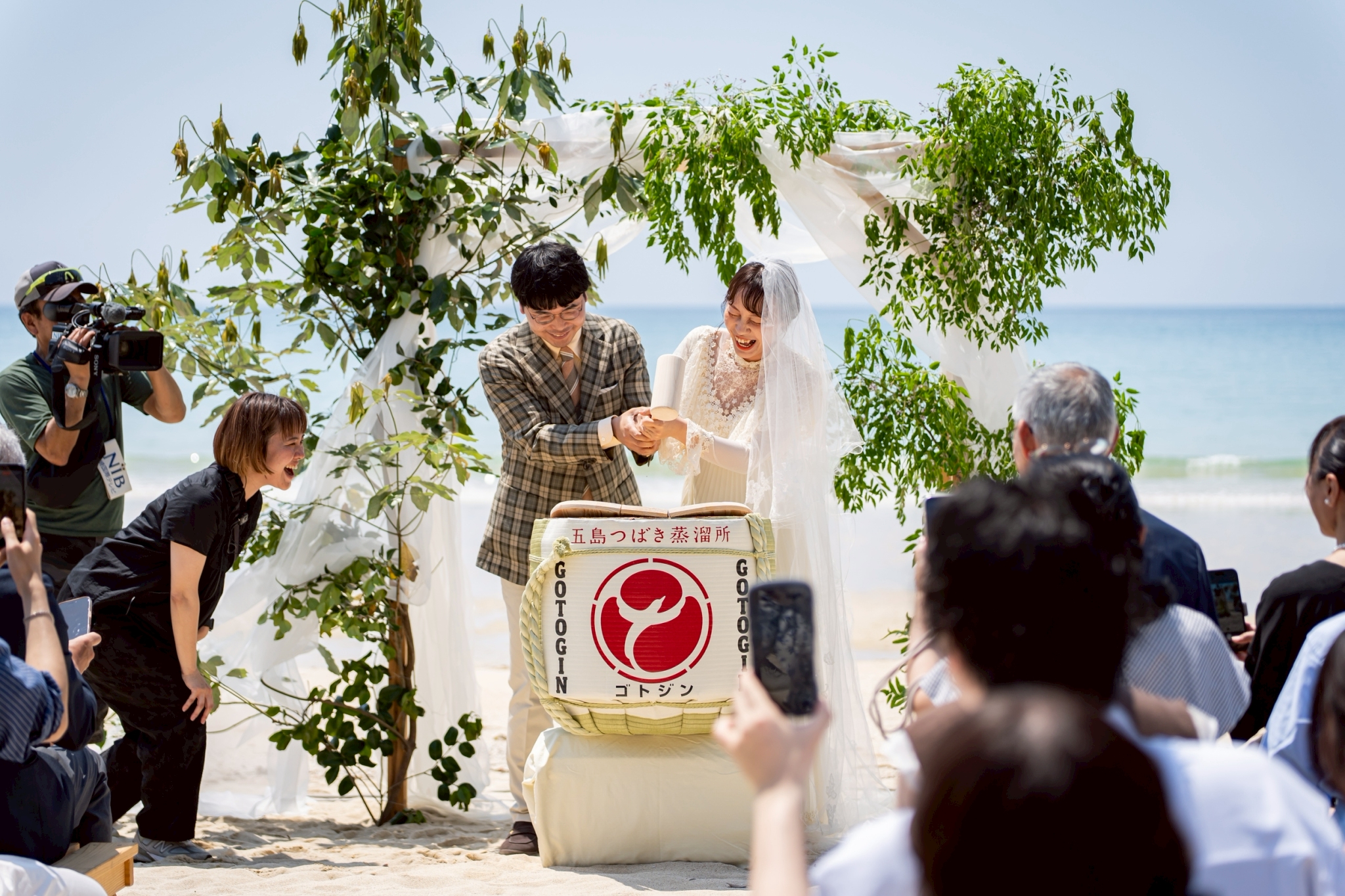 5月16日。
五島へ移住してこられた、森嵜 渓登さん・友李花さんの結婚式を、te to ba <手と場>としてプロデュースさせていただきました。
今回のテーマは「凪」。
海辺で愛を誓う、“ジン前式”から始まり、GOTOGINの鏡開き、20名を超える混声合唱団のみなさんによるサプライズ合唱、そして70kgを超えるマグロの解体ショーまで。
笑ったり、泣いたり、ゲストのみなさんの表情まで本当にあたたかくて、五島という土地の豊かさを改めて感じる一日でした。
te to ba <手と場>では、おふたりのこれまでの人生や、大切にしていることを丁寧に伺いながら、その方だけの結婚式を一緒につくっています。
同じ結婚式は、ひとつとしてありません。
五島での暮らしや出会い、人とのつながりまで含めて、まるごと祝福するような時間になればと思っています。
この日のことをブログにも綴っています。
ストーリーのリンクよりよかったらぜひご一読ください♩
#tetobawedding #五島ウェディング #アウトドアウェディング
Photo
@sakata_queleva
Hair & Make up
@shanti.hair
@tiki.mizue
Food
@gino_goto888
MC
@hondoko_teruteru
Special Thanks to
@iki_ikigoto
@somarin.goto
@s.yoshida2011
@yoshitosakaguchi.woodwork
@illustwaai
and more!!!!