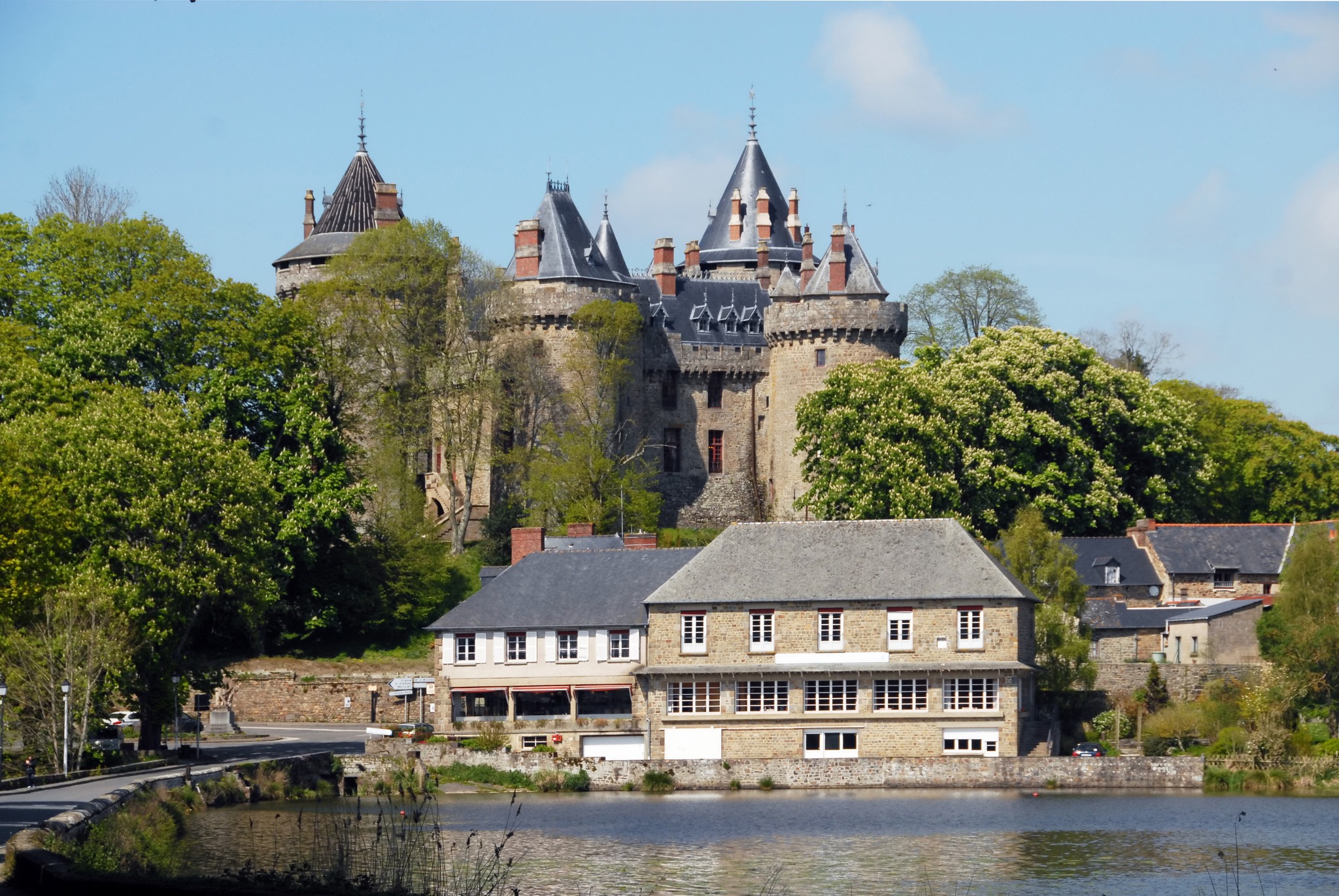 Au cœur de la Bretagne romantique se cache une légende fascinante… 👻
Au Château de Combourg, le jeune Chateaubriand aurait entendu errer la nuit le fantôme d’un ancien seigneur à la jambe de bois, accompagné de son mystérieux chat noir 🐈⬛
Entre couloirs sombres, vieilles pierres et histoires de revenants, ce château a profondément marqué l’écrivain et nourri son imagination. C’est d’ailleurs pour cela que Combourg est souvent surnommé le « berceau du romantisme ». 🌙
#ChateauDeCombourg #Bretagne #Legende #Chateaubriand