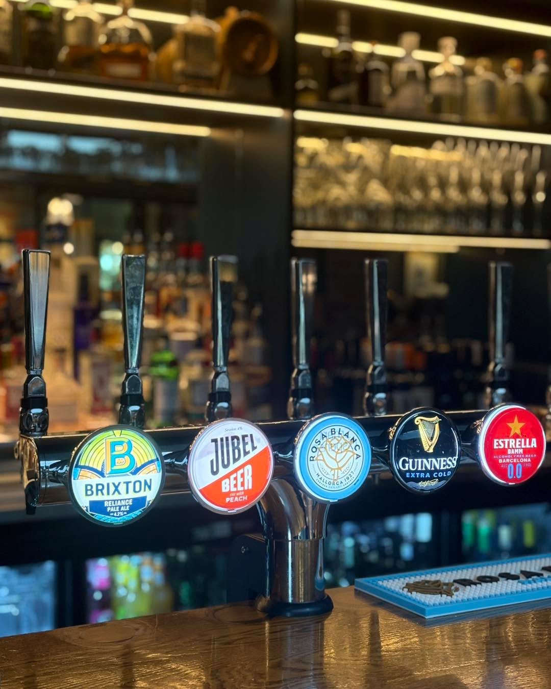 Monday's a little easier with a good pint in hand. 🍺
From Neck Oil, Cruzcampo, Asahi to Guinness, Moretti, and Inch's, our taps are pouring all week long. And if you're taking it easy, we've got Estrella 0.0% ready to go.
Which one's your favourite?
#beerlovers #surreyrestaurant #pubsofengland #estrella