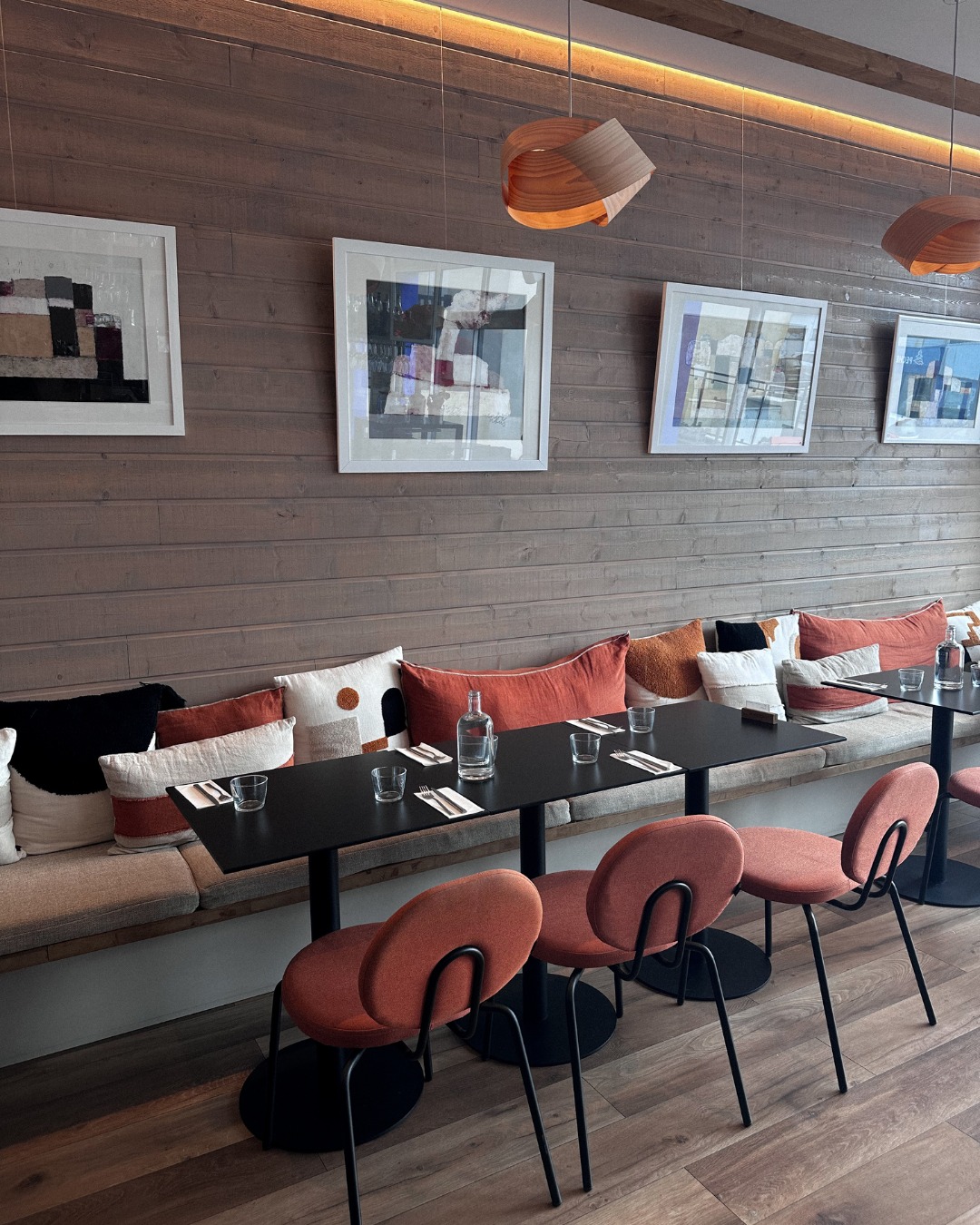 ✨ Petite question existentielle chez Entre Nous 💙
Il y a ceux qui filent directement vers les banquettes…
et ceux qui préfèrent les chaises, coûte que coûte 😄
On a même vu des clients changer de table juste pour retrouver leur place préférée 👀
Alors dites-nous...
👉 Quelle team êtes-vous ?
💙 Team banquette
✨ Team chaise
(Et pensez à réserver pour avoir le choix 😉)
-
Entre Nous
35 rue de la marine
29730 Le Guilvinec
+33 (0)2 98 92 73 56
Ouvert du jeudi au mardi 🌈
#entrenous #guilvinec #entrenousguilvinec #restaurantguilvilnec #banquette #chaise #reservation #paysbigoudensud #bigoudenjoy 💙
Crédit photo : @bibiche_com