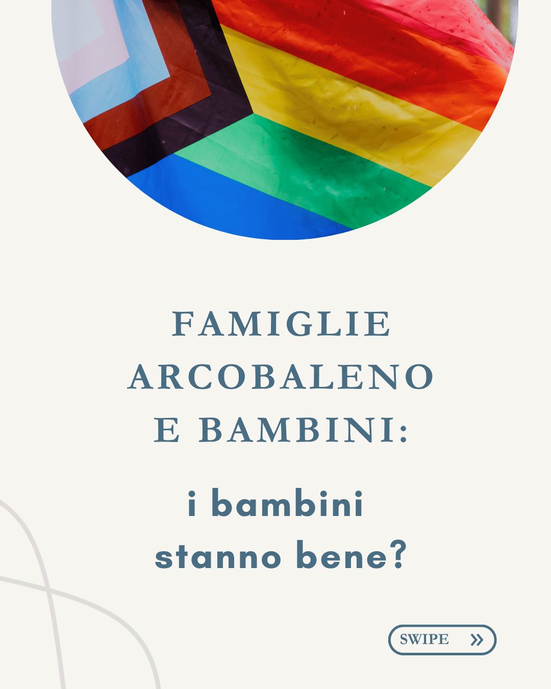 Quando si parla di famiglie LGBT+ e bambini, è normale che emergano domande, dubbi, timori.
Una delle domande più frequenti è: i bambini cresciuti in famiglie LGBT+ stanno bene? La risposta che arriva dalla letteratura scientifica è chiara: non è l’orientamento sessuale dei genitori a determinare il benessere di un figlio.
A incidere davvero sono altri aspetti: la qualità del legame affettivo, la presenza emotiva, la capacità di cura, la stabilità dell’ambiente familiare, l’ascolto, il rispetto dei bisogni del minore. Un bambino ha bisogno di adulti capaci di accompagnarlo, proteggerlo, educarlo e riconoscerlo nella sua individualità. Questo vale in ogni famiglia.
Il punto, soprattutto quando si guarda alla tutela dei minori, non dovrebbe essere stabilire quale modello familiare sia “più valido” in astratto, ma chiederci se quel bambino, in quella specifica realtà, riceva cura, amore, protezione e stabilità. Le ricerche condotte negli anni non hanno evidenziato differenze significative nello sviluppo psicologico, relazionale o sociale dei bambini cresciuti da genitori dello stesso sesso rispetto ai coetanei cresciuti da genitori eterosessuali.
Questo non significa negare le difficoltà. Ogni famiglia può attraversare momenti complessi. Ogni genitore può avere fragilità. Ogni bambino può incontrare ostacoli nella crescita. Ma attribuire queste eventuali difficoltà all’orientamento sessuale dei genitori rischia di spostare l’attenzione dal vero tema: il benessere concreto del minore.
Nel diritto di famiglia, il centro non dovrebbe essere il pregiudizio. Dovrebbe essere sempre il bambino. La domanda più importante non è: “Questa famiglia rientra nel modello a cui sono abituato?” Ma piuttosto: “Questo bambino è amato? È protetto? È ascoltato? Vive in un ambiente capace di sostenerlo?”
Perché la famiglia non è soltanto una struttura formale. È il luogo in cui un bambino dovrebbe poter crescere sentendosi al sicuro. E quando questo accade, ciò che conta davvero non è la forma della famiglia, ma la qualità delle relazioni che la abitano.
Se questo contenuto ti è stato utile, lascia un like o condividilo con chi potrebbe trovarlo interessante.