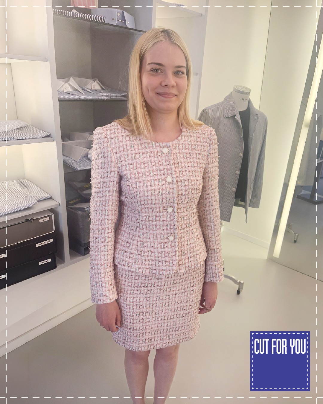 Bouclé auf Maß: eine echte Besonderheit 🌟 Unsere geschätzte Kundin Vivian Hasse-Pratje in ihrem neuen Maßanzug aus einem rosafarbenen Bouclé-Tuch von Holland & Sherry. Bouclé ist für seine charakteristische, strukturierte Oberfläche bekannt und wird seit Jahrzehnten von einigen der renommiertesten Modehäuser der Welt verarbeitet. Die besondere Haptik und Tiefenwirkung machen den Stoff unverwechselbar und verleihen jedem Kleidungsstück eine außergewöhnliche Ausstrahlung.
Während Bouclé häufig in exklusiven Kollektionen zu finden ist, wird er jedoch nur selten als individuelle Maßanfertigung angeboten. Doch nur so können Schnitt, Passform und Details vollständig auf die Trägerin abgestimmt werden.
Übrigens: Mit dem Erwerb von Maßbekleidung tragen Sie dazu bei, unsere Umwelt zu entlasten. Bei Cut For You wird kein Kleidungsstück produziert, das nicht auch den Weg zu Ihnen, unseren geschätzten Kunden, findet. Das Vernichten von riesigen Mengen nicht verkaufter Kleidungsstücke nach jeder Saison entfällt bei uns. Hinzu kommt, dass Ihnen unsere Kleidungsstücke durch eine hochwertige Fertigung und besten Materialien lange Freude bereiten werden. Maßbekleidung ist gelebte Nachhaltigkeit.
Cut For You ist Berlins Maßbekleider für Damen und Herren - im Regierungsviertel seit 2003. Wir sind stolz darauf, mehr als 6.000 Kunden betreuen und von unserem ausgezeichneten Preis-Leistungsverhältnis überzeugen zu dürfen. Neben einer persönlichen Beratung setzen wir auf die Unterstützung von 3-D-Bodyscannern, um eine perfekte Passform Ihrer Maßbekleidung zu erzielen.
Wir freuen uns auf Sie! Vereinbaren Sie gleich Ihre ganz persönliche Beratung unter 030-28099981 oder unter cutforyou.com/terminvereinbarung
#cutforyou #berlin #maß #madetomeasure #mtm #maßhemd #maßanzug #mode #herrenmode #damenmode #luxus #individual #mitte #regierungsviertel #3dbodyscanner #3d #bodyscanner #cut #frack #smoking #vanlaack #scabal #gentleman #maßtage #blackfriday #angebot #gutschein