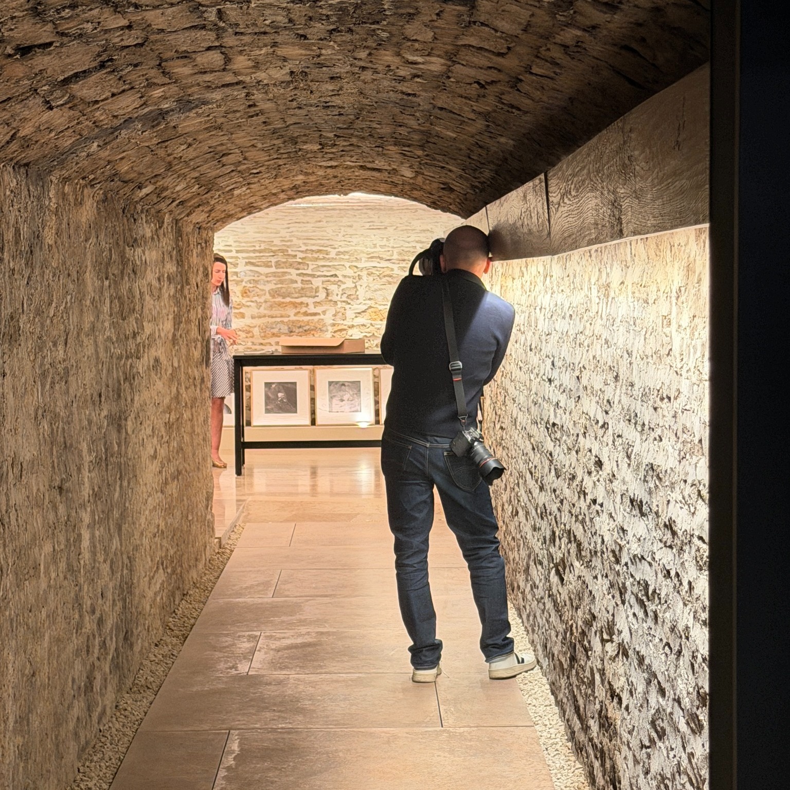 Découvrons aujourd'hui le Dégustoire :
C' est sûrement l'espace des Clavendiers mettant le plus en avant l'architecture des caves bourguignonnes.
Il offre un cadre chaleureux et modernisé, propice aux échanges et au partage.
Aux Clavendiers, aucun événement ne ressemble au précédent. Selon les personnes qu'il reçoit, le lieu se transforme, s'adapte et raconte une histoire différente, propre à chaque évènement:
- une réunion d'équipe aujourd'hui,
- un afterwork,
- un anniversaire en petit comité demain,
- un repas de famille le week-end suivant.
jamais tout à fait le même, mais toujours pensé pour créer du lien.
✨Pour les professionnels, c'est donc l'endroit idéal pour organiser un afterwork, une dégustation ou prolonger une journée de travail dans une ambiance détendue.
✨ Pour les particuliers, c'est le lieu d'un repas intimiste jusqu'à 30 personnes, pour célébrer un anniversaire, réunir une famille ou partager un moment entre amis.
Viens créer ton moment de partage au Dégustoire!
#LesClavendiers #CaveauDesClavendiers #NuitsSaintGeorges #Afterwork #DegustationDeVin #EvenementProfessionnel #EvenementPrive #ReceptionBourgogne #ArtDeRecevoir #Bourgogne #LieuDeVie #CréerDuLien