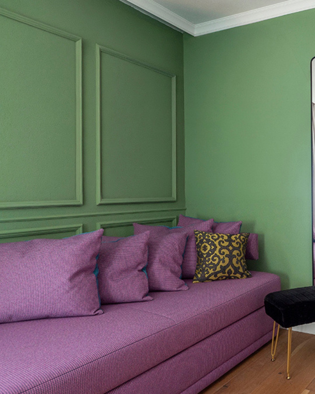 Ein Platz zum Lesen, Entspannen oder einfach zum Innehalten. 💚
Das gemütliche Sofa in kräftigem Beerenton setzt einen spannenden Kontrast zu den sanften Grüntönen der Wohnung. Die klassische Wandgestaltung verleiht dem Raum Charakter und schafft eine wohnliche Atmosphäre.
Ein Urlaubsort, der sich fast wie Zuhause anfühlt.