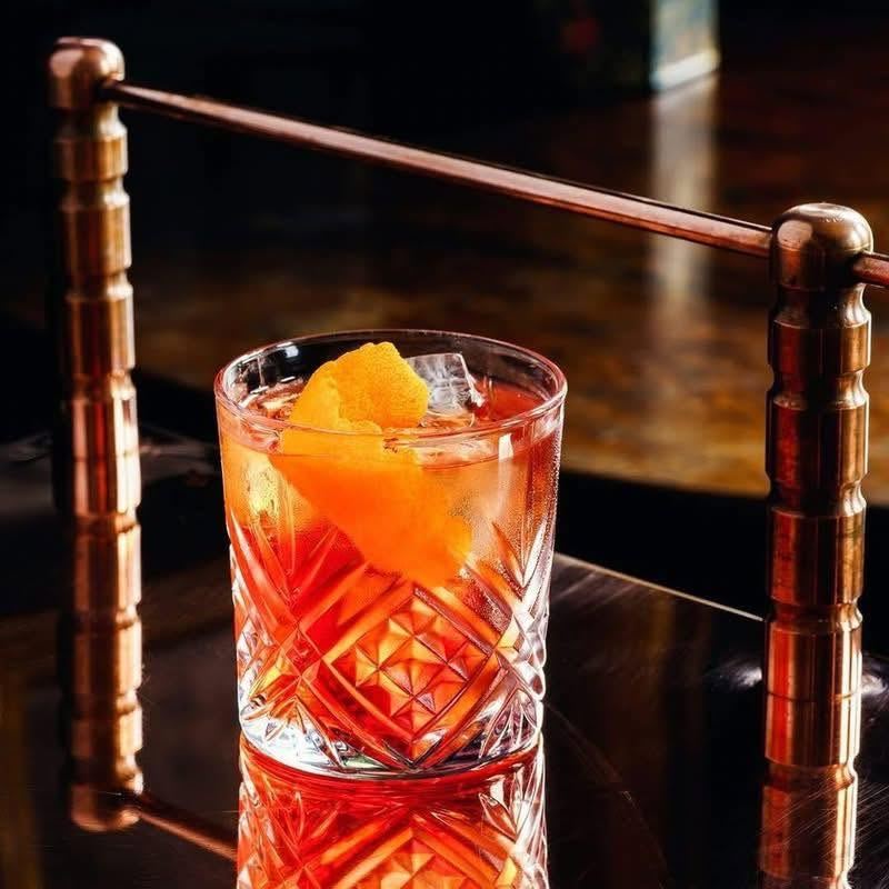 Signature sips are on the menu โจ๐ธ
Thereโs something special about creating a personalised cocktail just for your celebration. Whether itโs inspired by your story, favourite flavours, or a memorable moment, a custom cocktail adds a unique touch your guests will love.
Looking for inspiration? Visit our website and discover how 12 Lemons can bring your perfect bar experience to life.
๐ฅ From Prosecco to personalised cocktails, weโve got the bar covered.
#StirlingMobileBar #StirlingWeddingBar #PerthMobileBar #PerthWeddingBar #PerthshireWedding #WeddingCocktails #SignatureCocktails #MobileBarHire