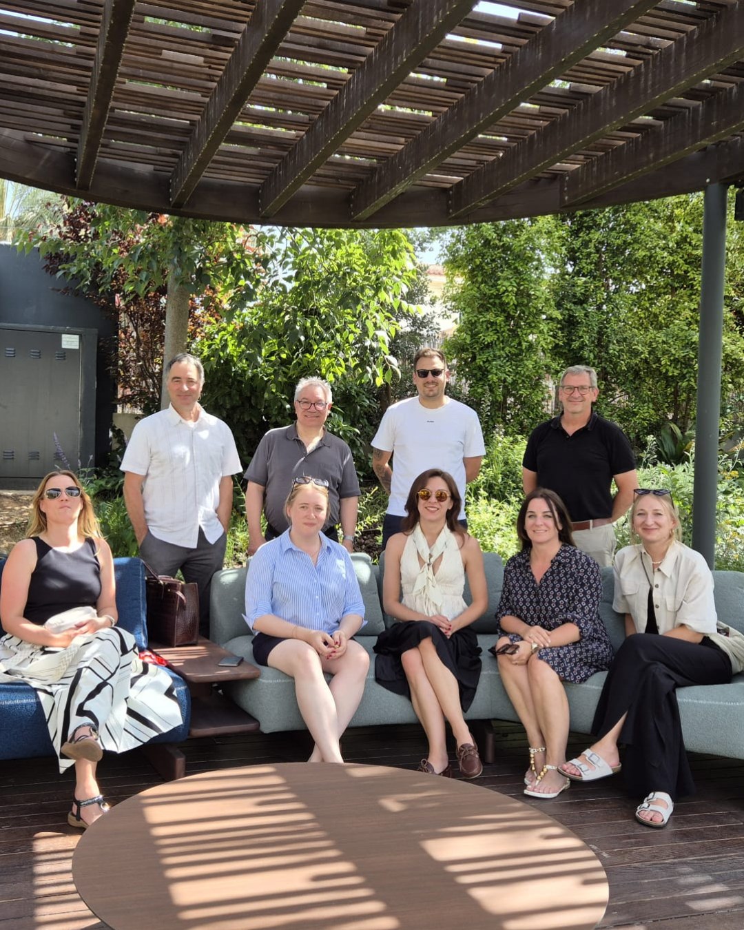 Wir waren zu Besuch bei @andreuworld in Valencia.
Unsere Kollegen Stergios und Christoph hatten die Gelegenheit, einen Blick hinter die Kulissen eines unserer langjährigen Herstellerpartner zu werfen. Neben spannenden Einblicken in die Produktion und einer Werksführung standen auch Themen wie Nachhaltigkeit, Materialien und Produktentwicklung auf dem Programm.
Natürlich durfte auch Valencia selbst nicht fehlen. Bei einer Fahrradtour durch die Stadt konnten sie die beeindruckende Architektur der Stadt kennenlernen und viele interessante Eindrücke sammeln.
Vielen Dank an das Team von Andreu World für die Einladung und die Gastfreundschaft. 🙌
#WorldOfOffice #AndreuWorld #Valencia #OfficeDesign #Arbeitswelten #Produktdesign #Nachhaltigkeit #InteriorDesign #WorkplaceDesign #Architektur #Networking #Büroeinrichtung