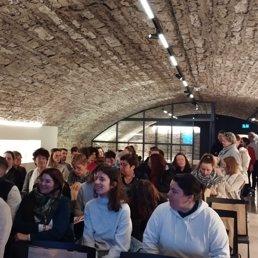 Vous cherchez un lieu pour…
✔️ Organiser une journée de séminaire ?
✔️ Organiser un cocktail ou une conférence ?
✔️ Présenter un nouveau projet à vos collaborateurs ?
✔️ Célébrer un évènement familial ?
Le Caveau et plus particulièrement sa Voûte est le cadre permettant tous ces évènements.
Un espace qui se transforme au rythme de vos envies et de vos projets.
Le matin, il accueille une réunion ou une journée d'étude. À midi, un déjeuner d'équipe. Le soir, un cocktail ou un dîner. Le week-end, il devient le décor d'un anniversaire, d'un mariage ou d'une fête de famille.
Grâce à ses différentes configurations – théâtre, en U, banquet, cocktail ou tables rondes – La Voûte s'adapte naturellement à chaque événement, tout en conservant ce qui fait son charme : l'authenticité des pierres, la convivialité des lieux et le plaisir de recevoir.
🌡️ Un lieu naturellement tempéré, où il fait bon se retrouver, même au cœur de l'été.
📍 A Nuits-Saint-Georges, Il y a des lieux que l'on visite. Et d'autres où l'on crée des souvenirs. Bienvenue aux Clavendiers !
#LesClavendiers #CaveauDesClavendiers #LaVoûte #NuitsSaintGeorges #Bourgogne #Séminaire #Afterwork #Conférence #Cocktail #RéceptionPrivée #ÉvénementProfessionnel #ArtDeRecevoir