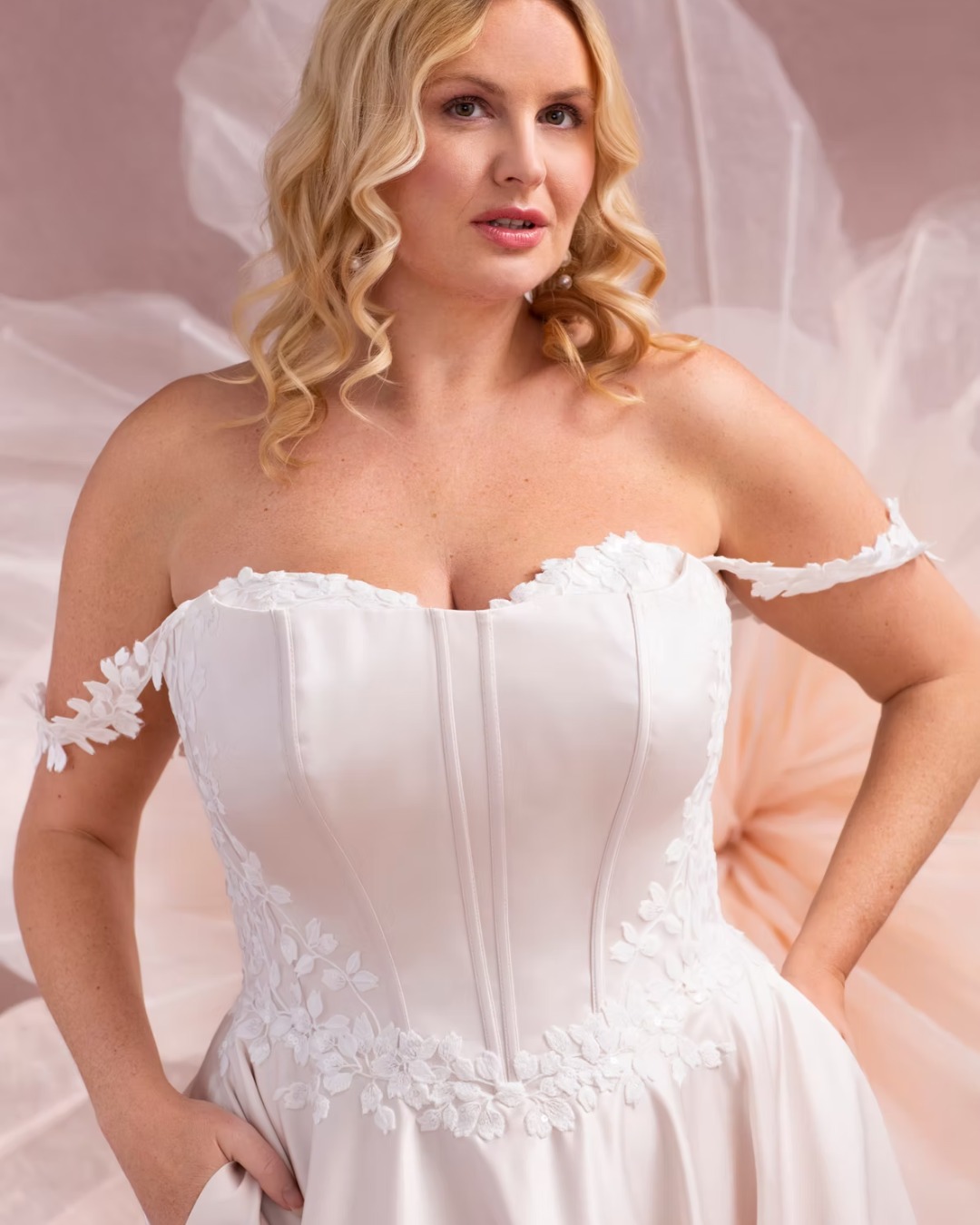 Modern elegance is realised in this beautiful gown - C O R A ✨
With soft, delicate satin that drapes beautifully on the skirt; off-the-shoulder draped lace sleeves to match leafy lace details around the waist and bust; modern visible boning; and of course - POCKETS! Cora is available in ivory, or in shell as pictured here 🩷
Could Cora be the dress you've been waiting for? Save this post so you don't lose her! Appointments still available for July via the link in our bio 🙌
#curvyweddingdress #plussizeweddingdress #plussizebride #curvybride #curvybridesboutique