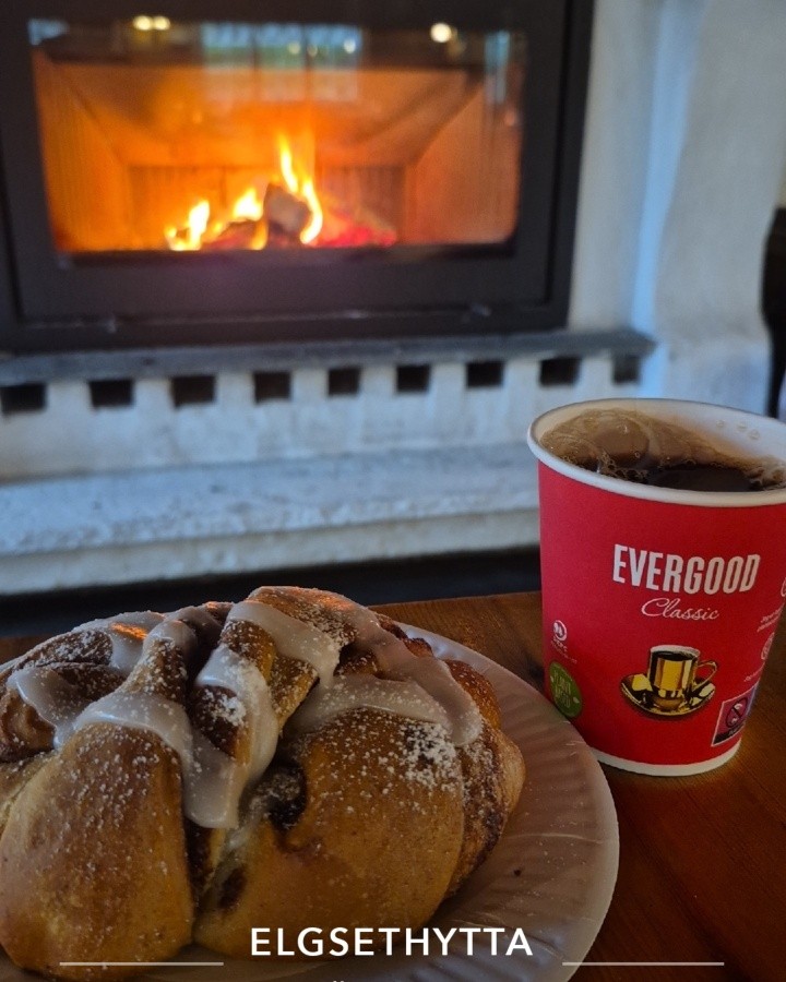Vi kan ikke styre været,trøndersommern er som den er🙈
Men vi har trøstebolle og rykende varm kaffe her,så på med turklær og labb i vei🤭🤭🤭
Tacobuffet 13.00-19.30
Vi stenger 20.00
God tur og velkommen innom oss🙏
Vi fyrer med ved,så hytta blir varm utover dagen😊😊😊