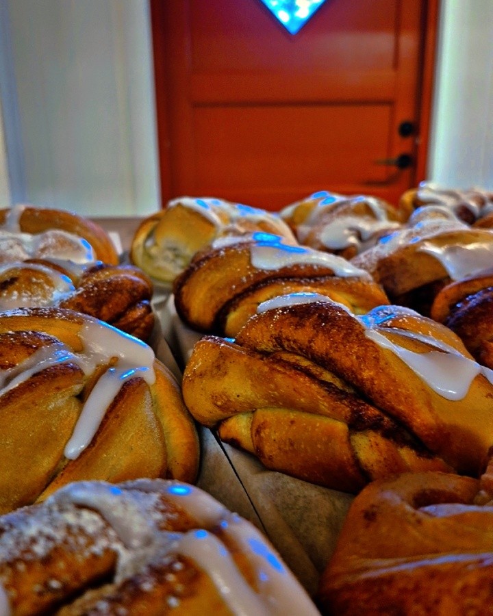 Mmmm,for ett magisk syn som møter deg når du kommer inn døra til oss🙏🙏🙏
Da er været glæmt😅😅😅
Vi har åpent 11.00-20.00 og middagservering,buffet 13.00-19.30
Litt rotete rundt hytta,noe har med grunnmurarbeid å gjøre,de har ferie nå😊
Vi styrer med å få brusatomaten i drift🤞🤞🤞🤞
Skal beise litt ute,og slipe møbler utover sommeren.
Så her bli det fint🫶🫶🫶
Velkommen innom oss på Elgsethytta🙏🙏🙏