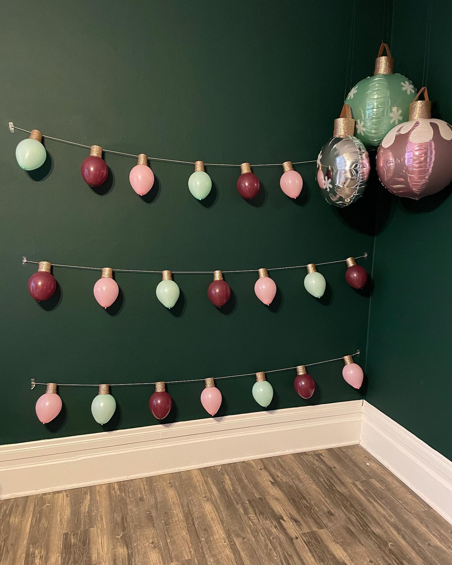 Worked with @pinkpoppybtq & @chelseamcmichaelphotography on a holiday backdrop for their holiday photo shoot!