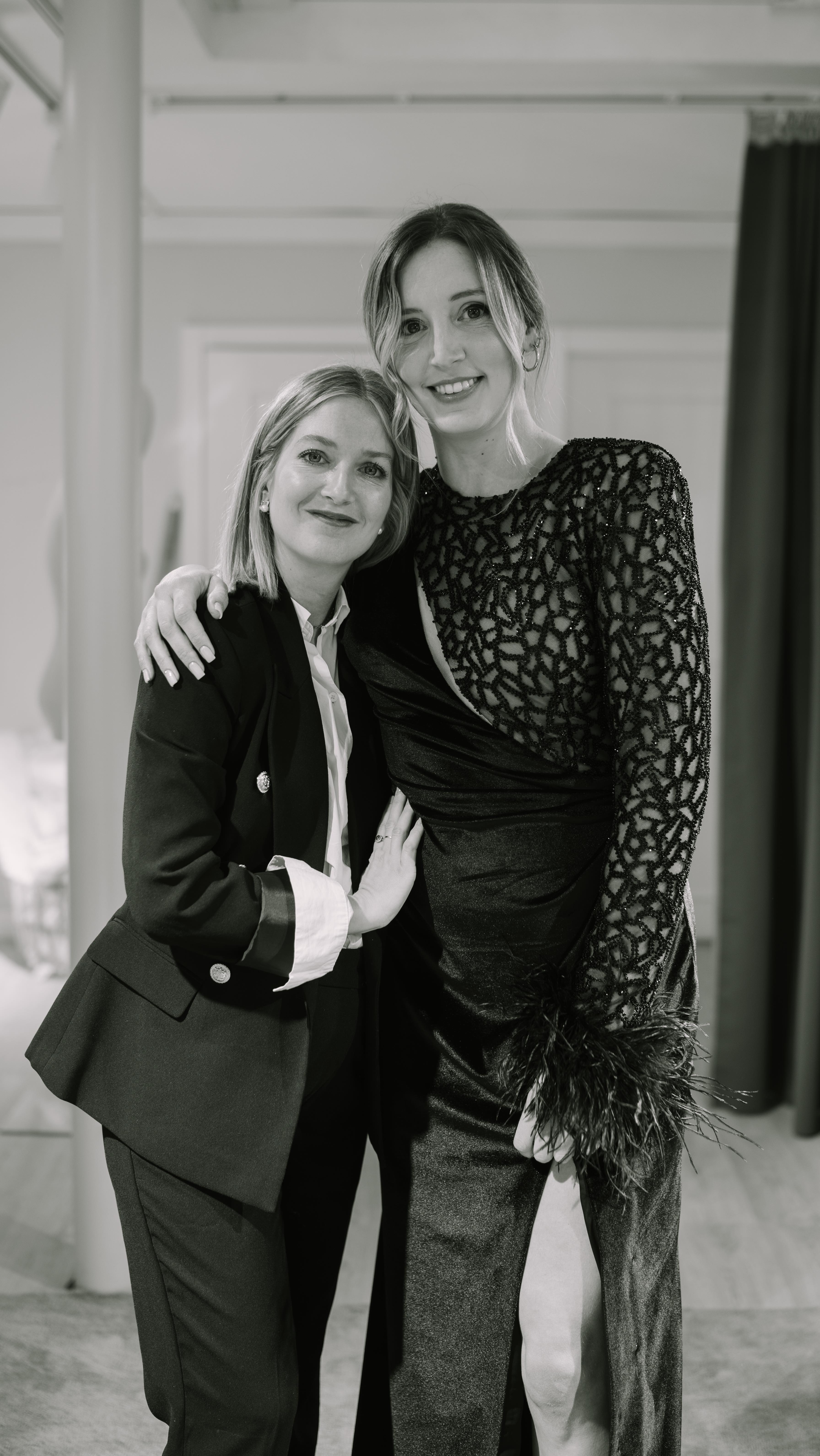 La semana pasada disfruté mucho grabando el proceso de confección del vestido que iba a llevar @nuriacasasc a la edición número 38 de Los Goya.
@andrealalanzaatelier lo volvió a hacer y Núria fue de las mejor vestidas de la gala.
En el proceso también intervino @tatianabesada.weddingstylist con un maquillaje y peinado muy reconocible de su estilo.
.
.
.
#goya2024 #losgoya2024 #academiadecine #cineespañol #atelier #makingoff #alfombraroja #awards #filmmaker