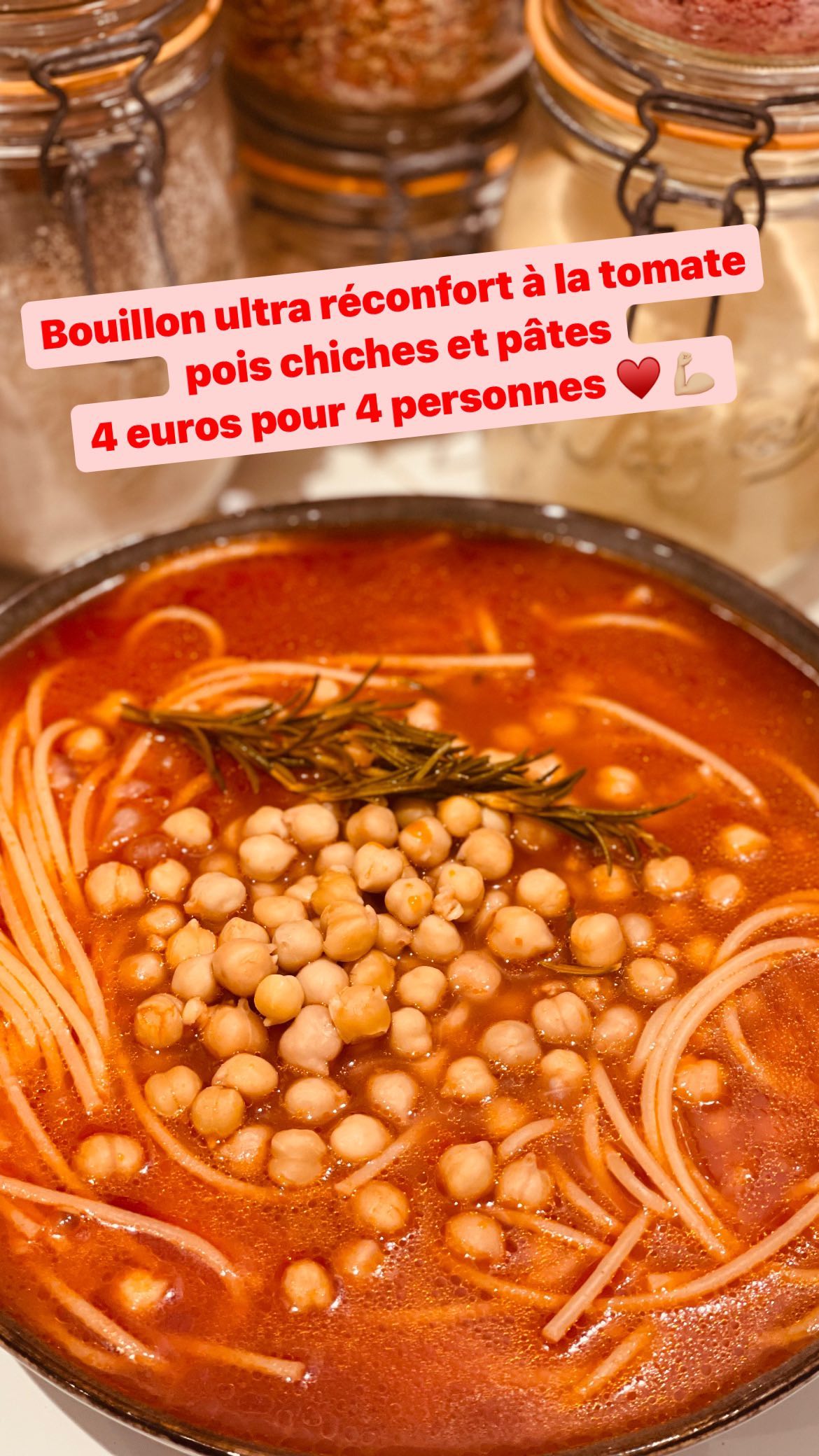 J’ai fais ce bouillon hier soir et on s’est vraiment régalés
C’est très simple, c’est un repas complet et ça a beaucoup de goût grâce à l’ail et au romarin ♥️
cerise sur le gâteau c’est très économique et rapide
ça se prépare en 15 minutes 👌🏻
Donc pour les ingrédients ils vous faut :
Deux cuillères à soupe d’huile d’olive, une gousse d’ail finement émincée
Une branche de romarin ( c’est super important)
Des piments ici j’ai utilisé ce que j’avais dans mes tiroirs du peperoncini de Calabre
De grosses cuillères à soupe de concentré de tomate
400 g de pois chiches, égouttés et rincés
1,2 litres de bouillon ici des cubes or
( parce que c’est végétal 😉)
175 g de pâtes sèches ( j’ai pris des pâtes qui restaient dans mon frigo et je les ai rajouté 3 minutes avant la fin de la cuisson du bouillon sinon il faut les cuire dans le bouillon )
Et du sel
Si vous le souhaitez, vous pouvez rajouter un petit peu d’huile d’olive vierge
Si vous faites la recette, dites moi si vous avez aimez ♥️
les étapes :
Faites chauffer l’huile d’olive à feu doux, dans une grande casserole, ajoutez l’ail , le romarin et le piment, faites revenir en remuant jusqu’à ce que l’ail commence à blondir. Ajoutez le concentré de tomate, les pois chiches et laissez cuire deux à trois minutes en remuant. Versez le bouillon porter à ébullition, puis réduisez le feu et laissez mijoter 15 minutes.
Pendant ces 15 minutes, soit vous faites cuire vos pâtes dans le bouillon
Soit vous faites comme moi, vous rajouter un restant de pâtes trois minutes avant la fin de la cuisson c’est prêt 👌🏻
#vegan #bouillon #recette #ail #soupe #tomate #soupecomplete #poischiche #romarin #desaison #local #reconfort #economique #slowfood #confortfood #lyon #dombes