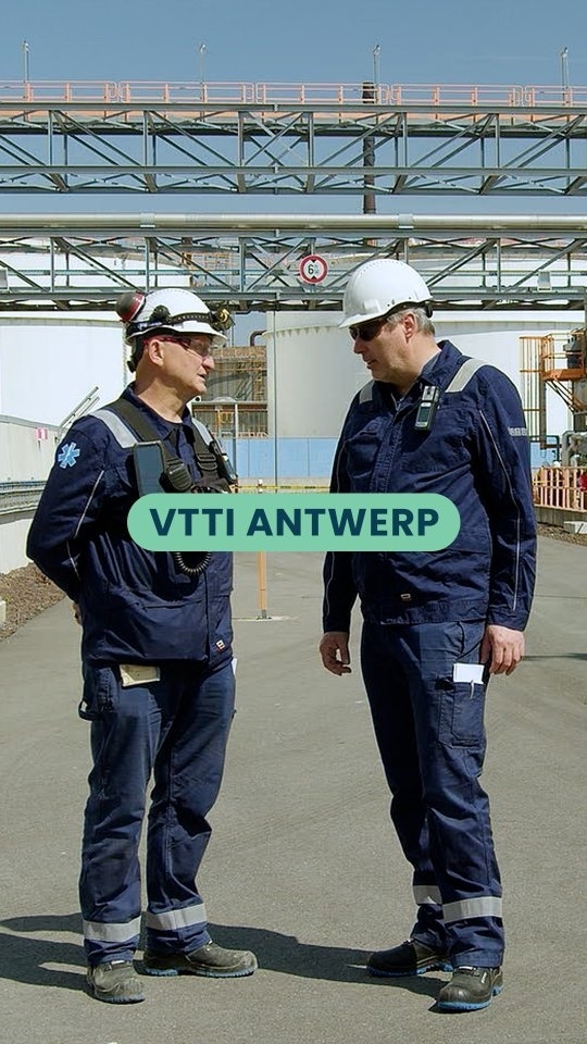 Veiligheidsfilms voor VTTI Antwerp
VTTI, gelegen in de haven van Antwerpen, hecht veel belang aan veiligheid. Hun hoofdactiviteit is de op- en overslag van petroleumproducten, chemische producten en LPG. Dit zijn producten die brandgevaar en mogelijke gezondheids- en veiligheidsrisico's inhouden.
🎬 We maakten samen met hen 3 veiligheidsfilms, in 4 talen, en dit zowel voor bezoekers, contractors als chauffeurs.
#ingeblikt #veiligonthaal #safety #preventie #veiligheidsfilm