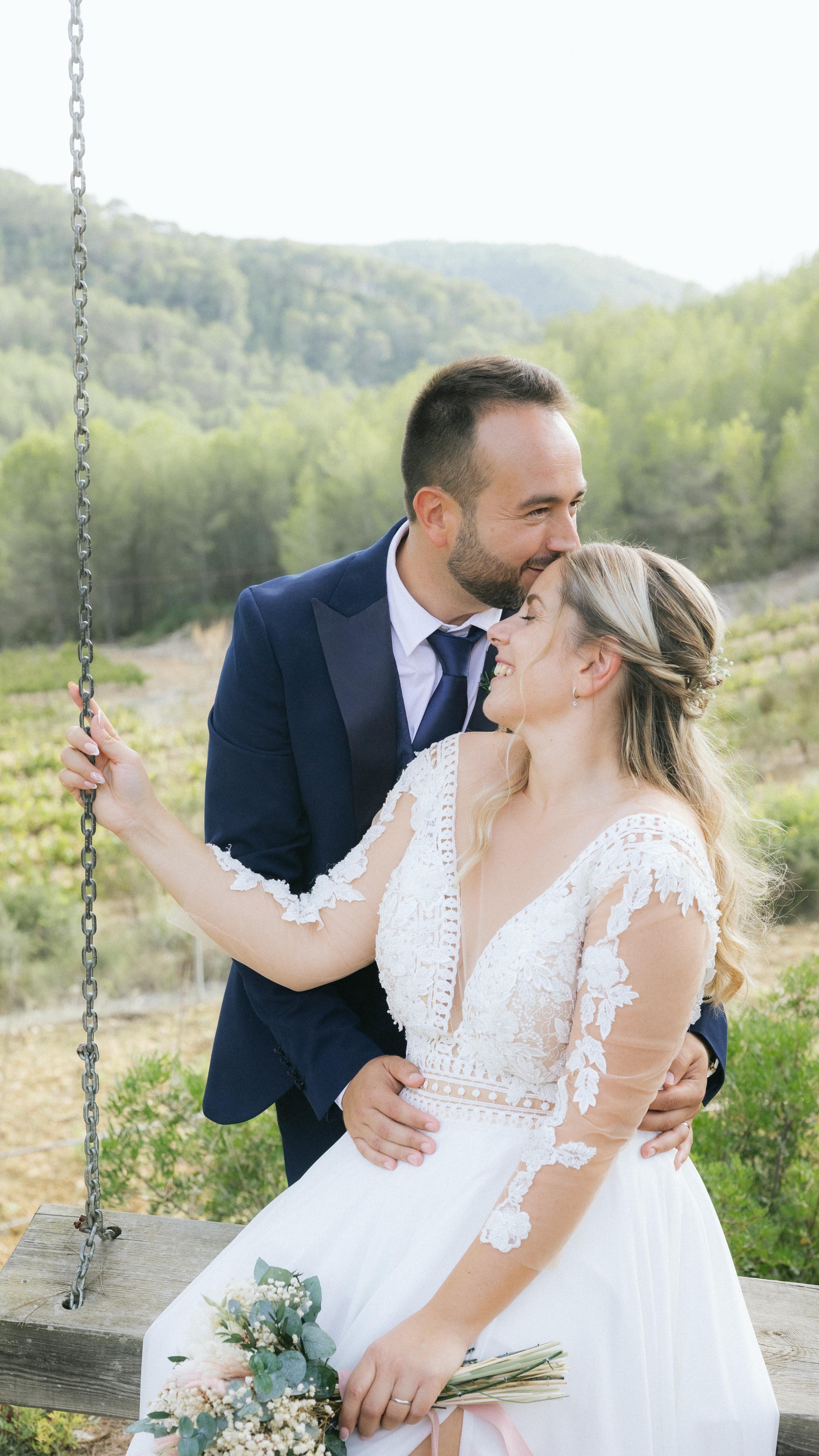 Siempre serás Mi Mar en Calma, palabras, que con la voz temblorosa le dedicó Lidia a Isaac y que se me quedaron marcadas por el sentimiento con el que las expresó.
Está es una de esas parejas con las que disfruto, transparentes, sencillos y buena gente.
Gracias @lili_juez e @isaac_g_avi por contar conmigo 🥰🥰🥰🥰
Vestido : @sedka_novias
Diseñador vestido: @millanova
Espacio: @poudelavinya_
Wedding Planner: @actitudmediterranea_events
Videografo: @juanfrapalos_fotografia
Fotografía: @lacamaradepepe
Make up : @susanaluna
Ramo: @eternal.disati
.
.
.
#wedding #weddingvideo #weddingvideography #brides #purelove #lovestory #weddingplanner #weddingblog #videographer #bridetobe #matrimonio #weddingday