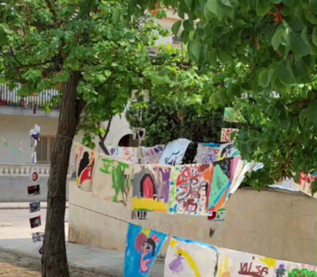 L’art per als infants és una manera divertida i creativa de descobrir i expressar-se. Els infants dibuixen, pinten o creen amb diferents materials de manera lliure, com si juguessin amb colors, formes i textures. Això els ajuda a potenciar la seva creativitat, conèixer millor l’espai que els envolta i gaudir del moment present. També els permet experimentar, explorar i expressar-se sense límits. 🎨✨
Avui hem compartit aquests moments especials amb l’activitat “Art al carrer”. Hem convertit un espai públic en un lloc ple de vida, colors i somriures. Aquesta iniciativa enforteix els vincles entre l’escola, les famílies i els veïns, fomentant la convivència i el respecte.🏘️😊