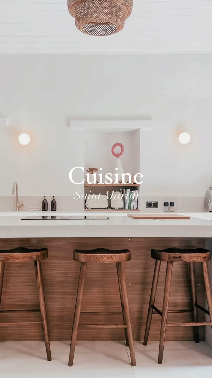 Saint Martin 🏠
Agencement d’une cuisine
Fabrication sur-mesure d’une cuisine en chêne massif avec panneaux texturés aux inspirations vintage et plan de travail en Dekton.
Superbe travail réalisé à la main
🪚 @latelier.anka
Sinon j’espère que votre rentrée s’est bien passée ! 📚
#lauraberthelotdesign #architectedinterieur #design #decorationinterieure #deco #agencement #renovation #maison #cuisine #bois #dekton #dore #vintage #landifornie #instainterior #homedeco #designlife #landes #sudouest