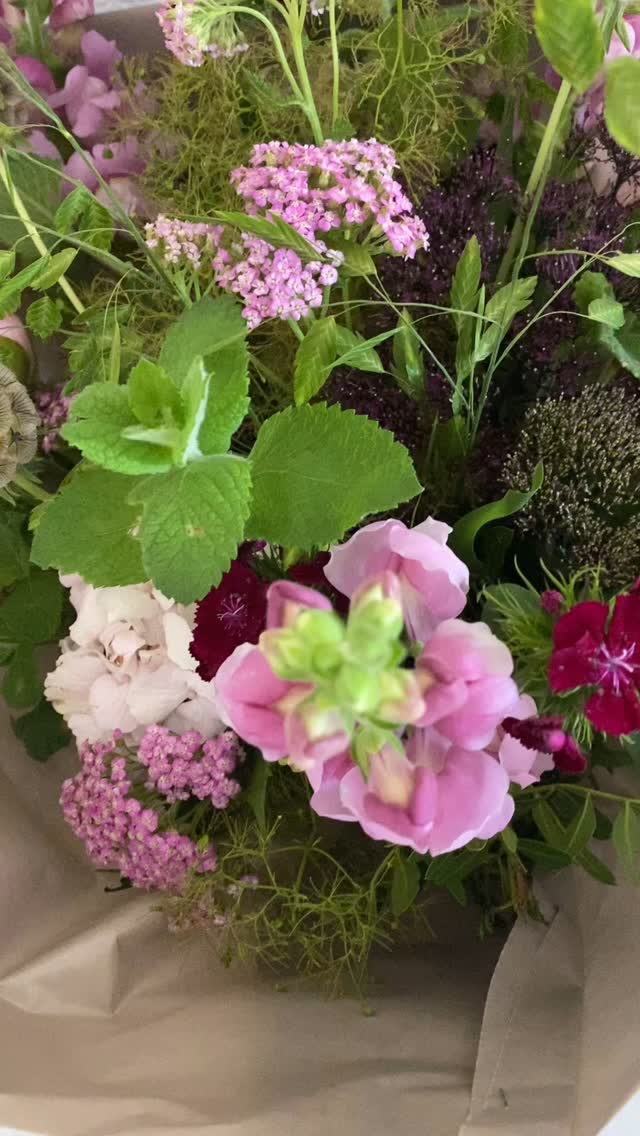 Diese Farben passen doch immer🩷 Danke Reitergruppe Stadtzunft für den Auftrag und viel Freude mit den Sommersträussen.
#blumenstrauss#sommerblumen#lieblingsfarbe #floristin#pink#prettyinpink#lokal#dürnten#zürich #zürcheroberland#blumenmachenglücklich