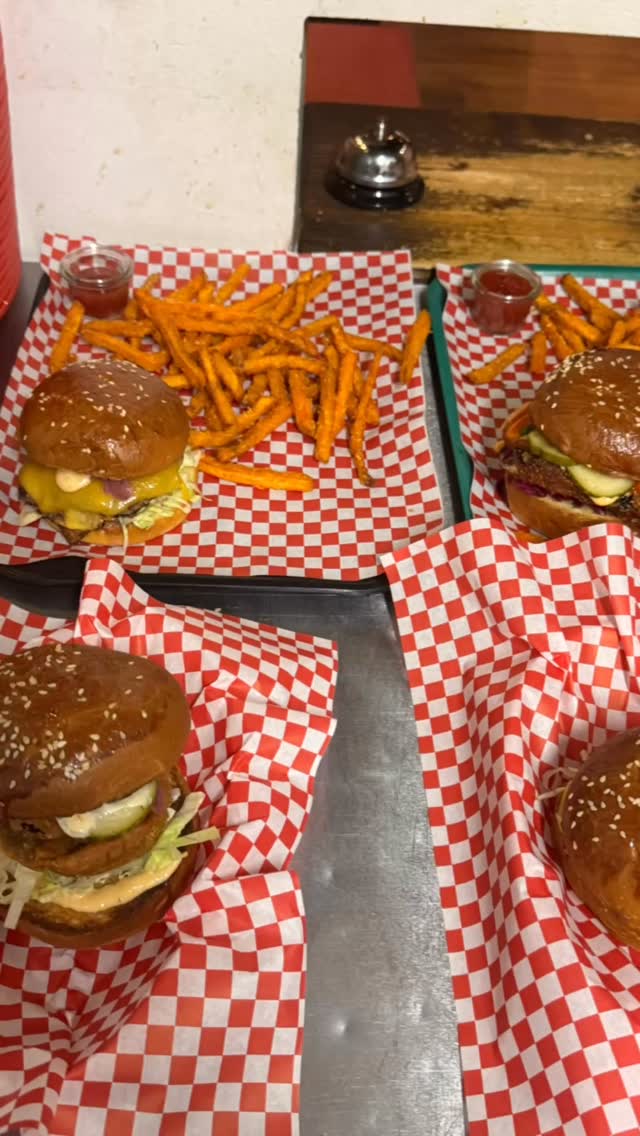 KÜCHENZEITEN 15.07. BIS 26.07. 🍔🍟🍻
