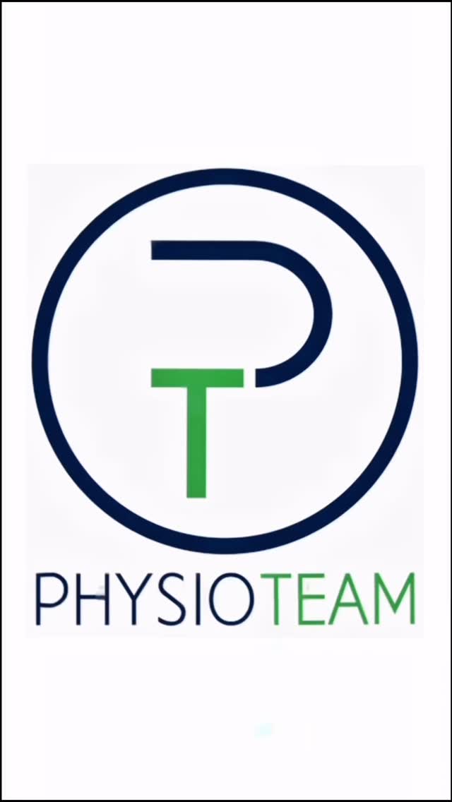 Die manuelle Lymphdrainage ist mehr als nur sanfte Massage: Sie aktiviert den Lymphfluss, reduziert Stauungen im Gewebe und fördert den Abtransport von Stoffwechselabbauprodukten. Besonders wirksam bei Lymphödemen, postoperativen Schwellungen oder nach Traumata. Eine gezielte Therapieform, die Entzündungen lindern, Schmerzen verringern und die Regeneration beschleunigen kann.
In unserem Video zeigt Karla die manuelle Lymphdrainage am Arm. Mit sanften, kreisenden Griffen arbeitet sie entlang der Lymphbahnen – immer in Abflussrichtung, hin zu den Lymphknoten in der Achselhöhle. Die Bewegungen sind bewusst langsam und druckfrei, um das empfindliche Lymphsystem zu aktivieren, ohne das Gewebe zu belasten.
Micha erklärt euch die Wirkung: ‚Die manuelle Lymphdrainage unterstützt den Körper dabei, überschüssige Gewebsflüssigkeit und Stoffwechselreste abzutransportieren. Das hilft vor allem bei Lymphödemen, nach Operationen – z. B. bei Brustkrebs – oder bei Schwellungen nach Verletzungen. Durch die Behandlung kann sich das Gewebe entstauen, Schmerzen werden gelindert, und die Heilung wird gefördert. #physioteam#physiotherapie#viralreels#lymphödem#horgen#physiolove#erklärvideos