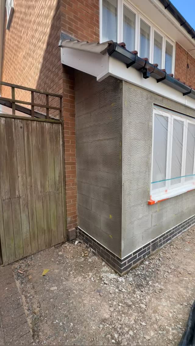 From grey blockwork to crisp white perfection in just a few days.
Our latest completed project in Ruddington features VPi Blanc Polaire monocouche..
#monocoucherender #monocouche #sprayrender #nottingham