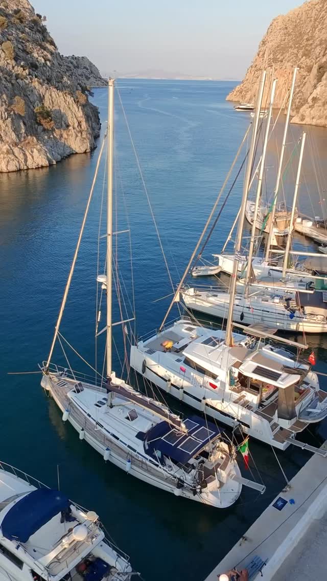 Vathy a Kalymnos è un fiordo in fondo al quale ci sta un piccolo porticciolo che può ospitare poche barche e un piccolo villaggio di pescatori con qualche taverna. La Grecia che ci piace. #sailinggreece #dodecaneseislands #sysweet #sailingtrip #aegean_sea #sysweet2025