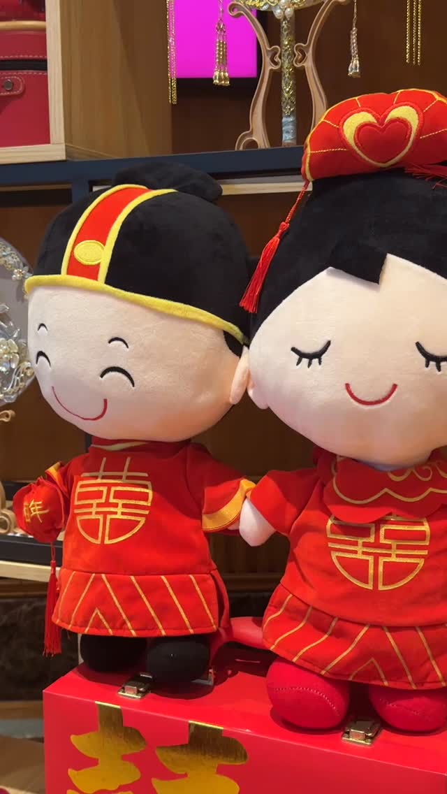 Cute plushies to symbolise the bride and groom 😍