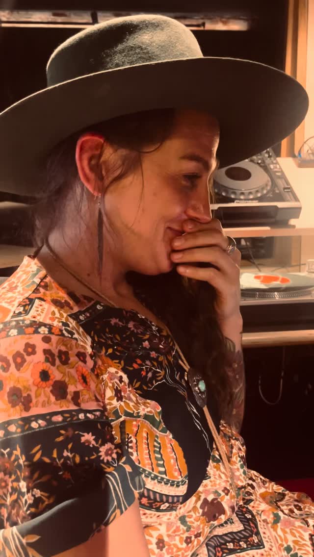 The Tiny Saloon Concert goes live…
Big loves to @nicoletteforte holding the emotional chaos behind the scenes with love, laughter and Turkish delight (vegan of course).
Now is the time to peek into Nico’s heart and see what she’s releasing into the wild……
A creative force of light and love - just what the world needs.
Go on, treat yourself 🕊️