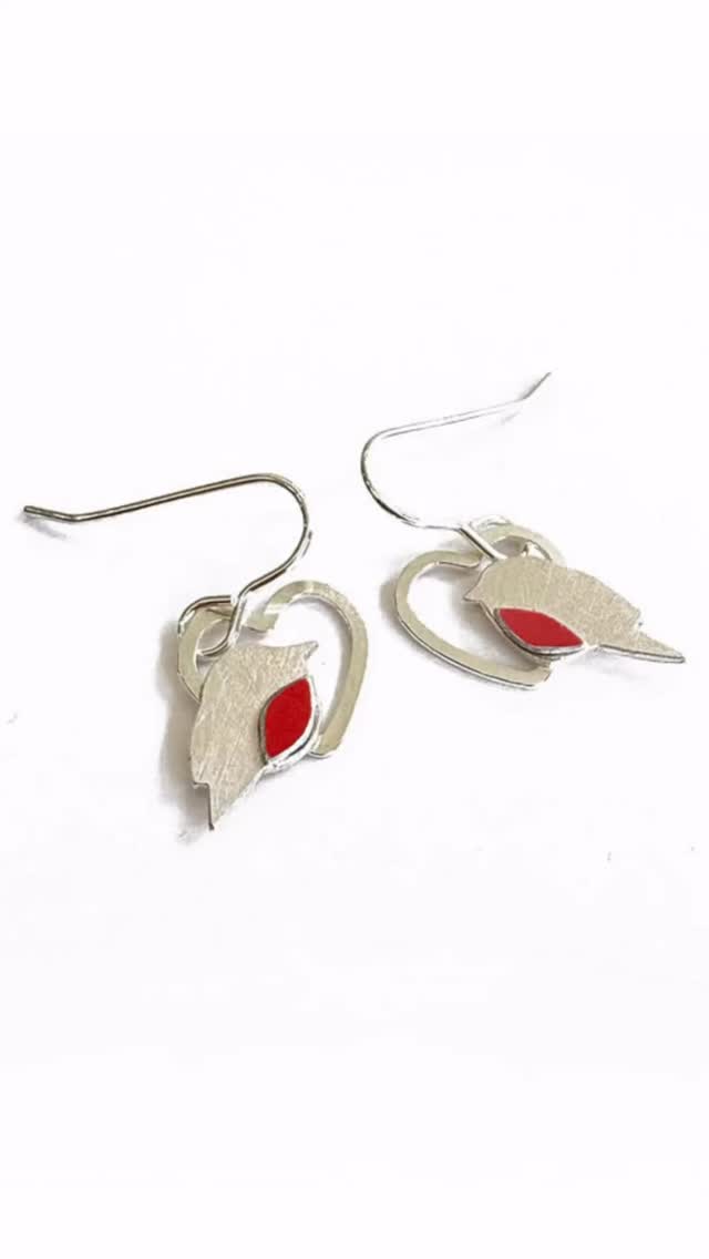 My robin jewellery collection is one of the most fiddly and time consuming to make, but I love robins so it’s worth the finger aches after making them 😃😃
Each robin I hand cut out from sheets of silver with a hand saw, I also hand cut each tiny red breast from printed aluminium sheet.
All the pieces are available at @frannyandfiler and via my website-
https://www.abbyfilerjewellery.co.uk/robins-shop
#abbyfilerjewellery #jewellery #jewelry #silverjewellery #handmade #contemporaryjewellery #frannyandfiler #silver #jewelleryshop #jewelleryaddict #robin #robinredbreast #robinjewellery #christmas #christmajewellery