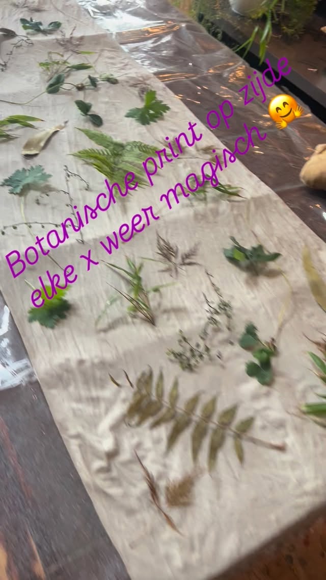 Ecoprint of eigenlijk botanisch printen op zijde dit keer. Wat de natuur je schenkt blijft elke keer weer magisch zooo mooi & uniek